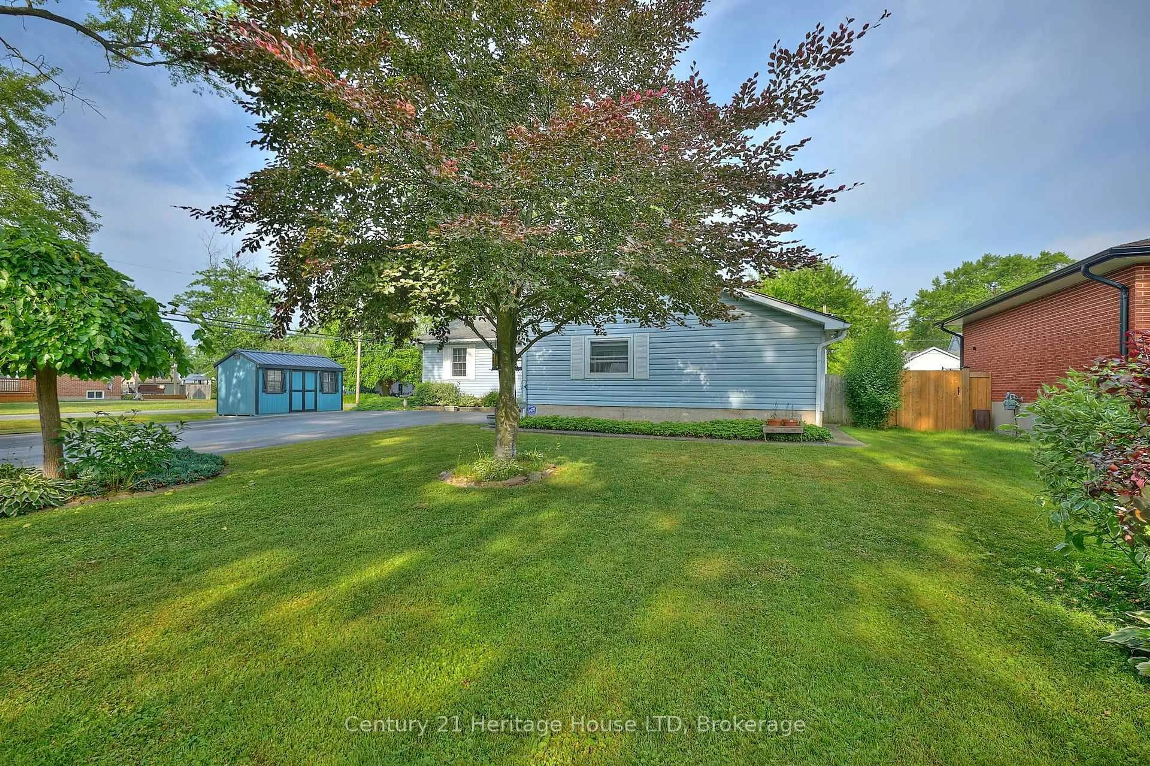A pic from outside/outdoor area/front of a property/back of a property/a pic from drone, street for 655 Parkdale Ave, Fort Erie Ontario L2A 5B5