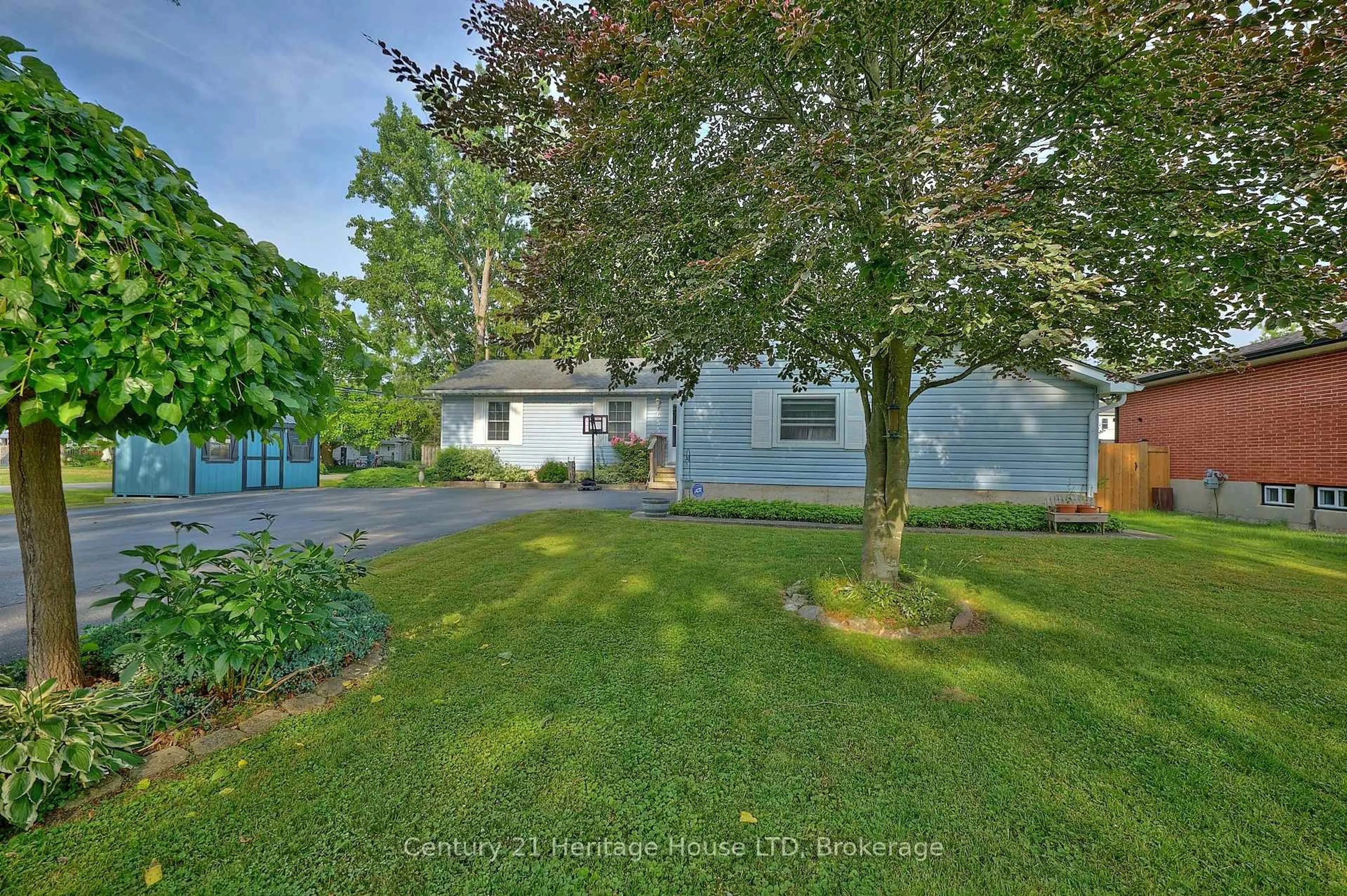 A pic from outside/outdoor area/front of a property/back of a property/a pic from drone, water/lake/river/ocean view for 655 Parkdale Ave, Fort Erie Ontario L2A 5B5