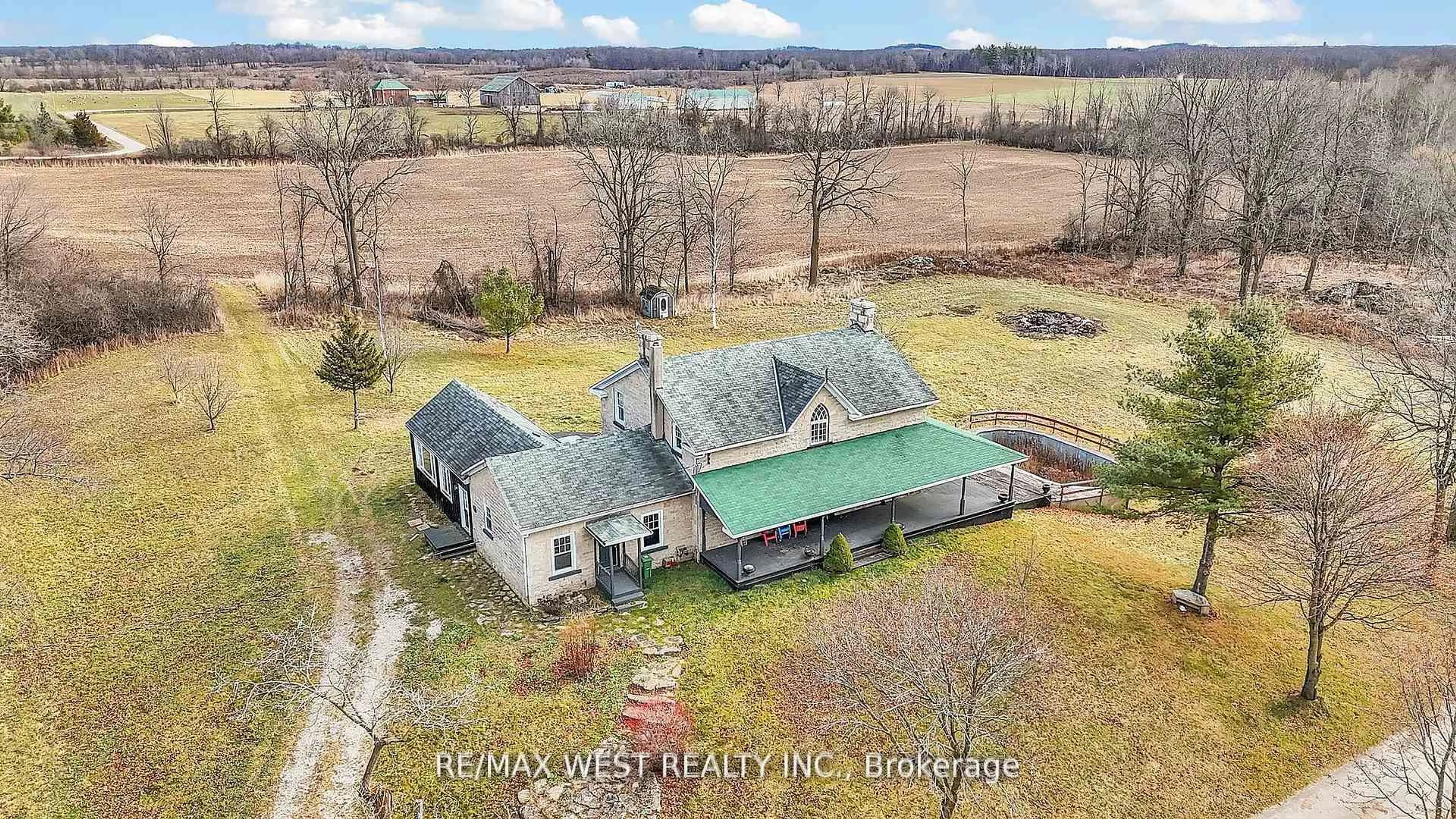 A pic from outside/outdoor area/front of a property/back of a property/a pic from drone, building for 1802 Regional Rd 97 Rd, Cambridge Ontario N0B 2J0