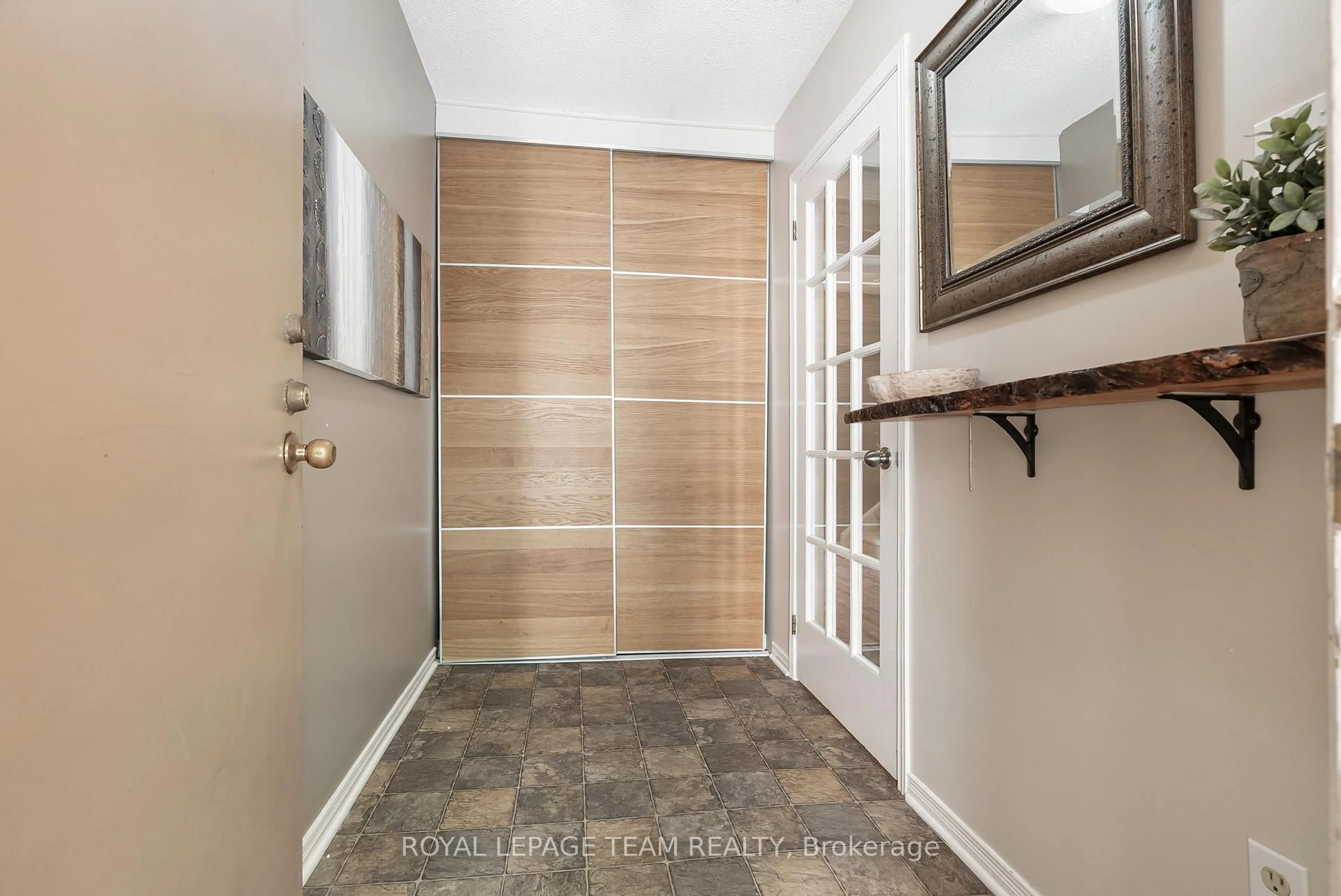 Indoor entryway for 1473 Bryson Lane, Ottawa Ontario K1T 2T7