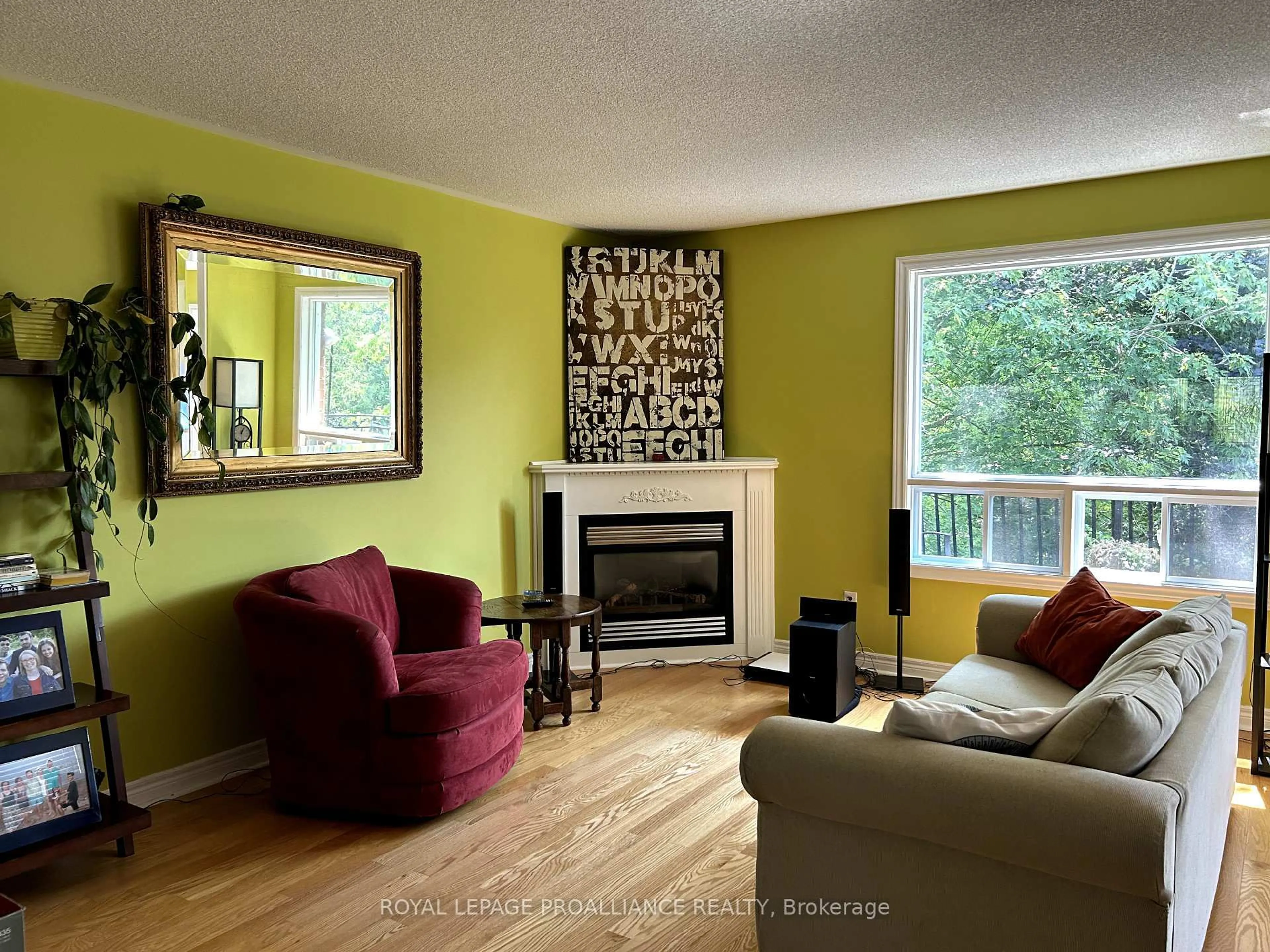 Living room with furniture, wood/laminate floor for 273 Parkview Hills Dr, Cobourg Ontario K9A 5S3