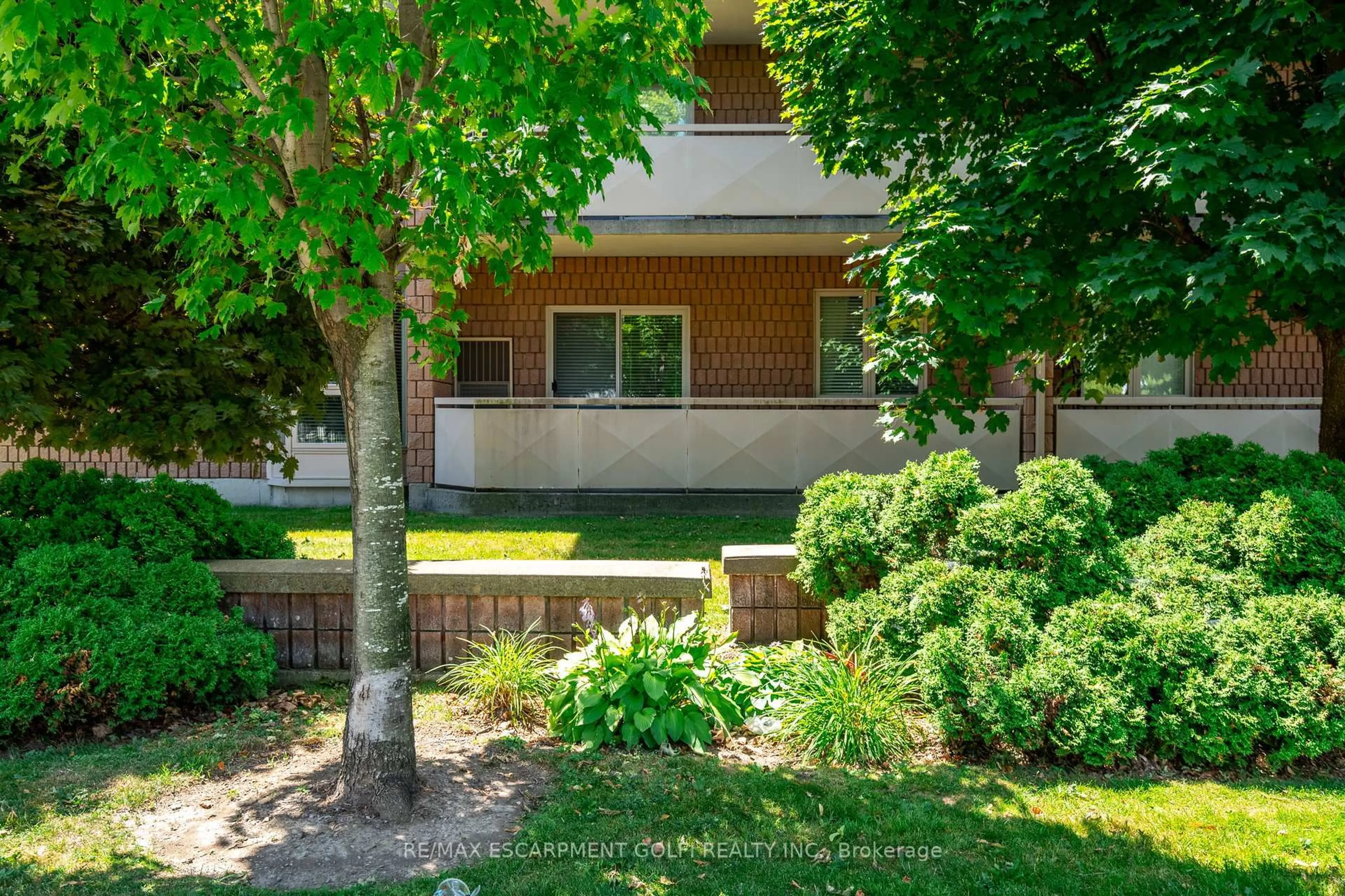 Patio, street for 416 Limeridge Rd #109, Hamilton Ontario L9A 2S7