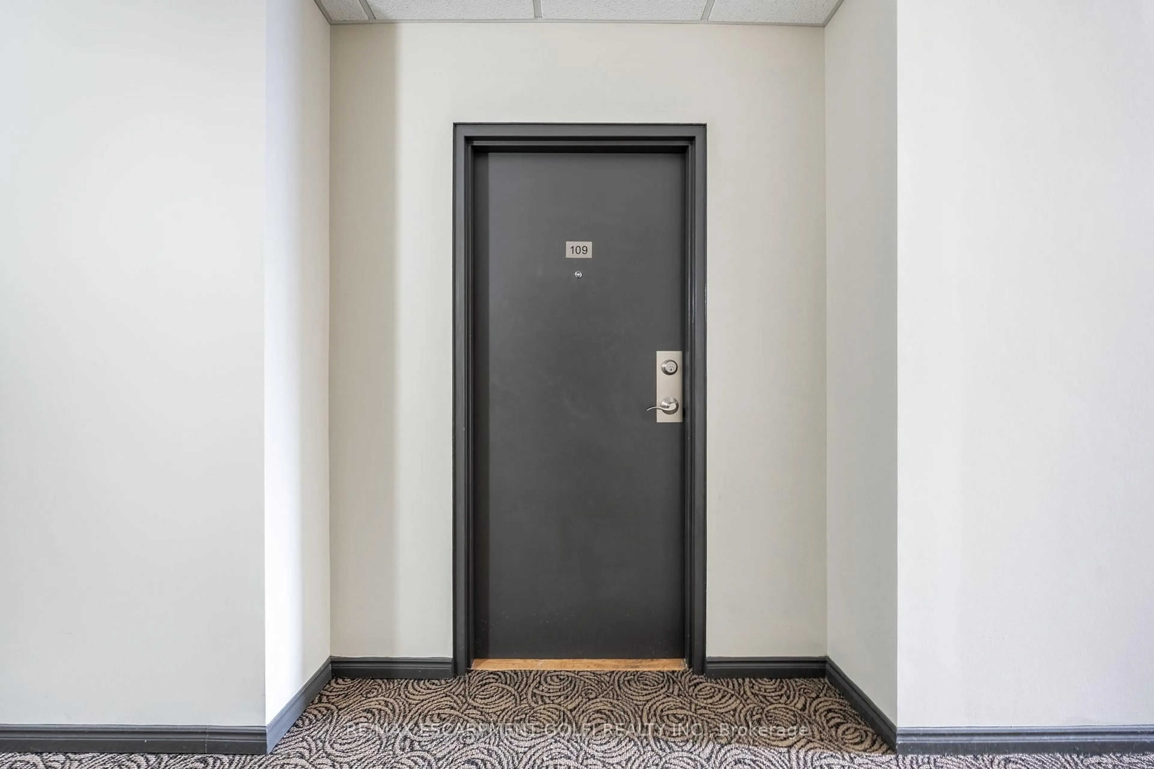 Indoor foyer for 416 Limeridge Rd #109, Hamilton Ontario L9A 2S7