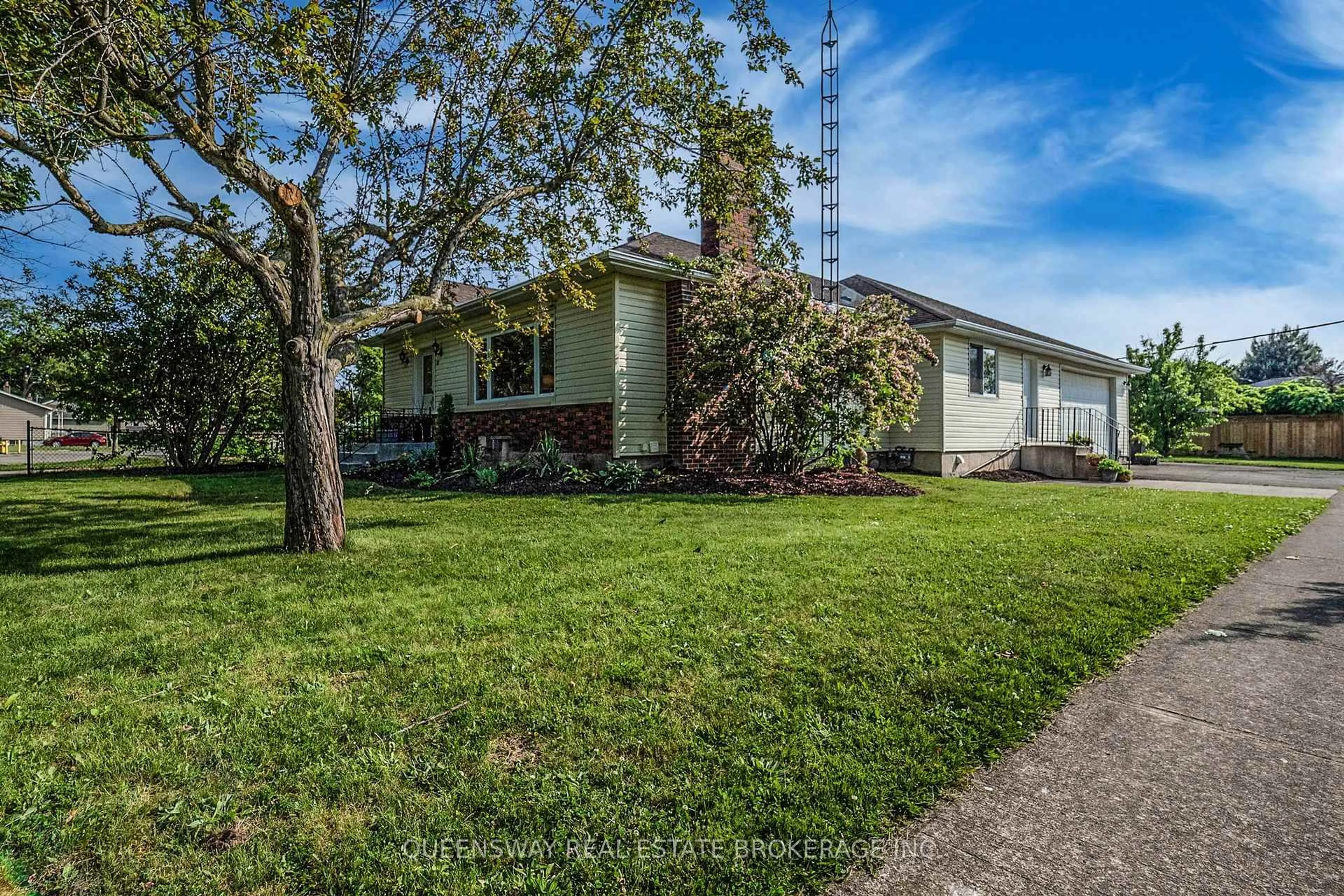 A pic from outside/outdoor area/front of a property/back of a property/a pic from drone, street for 27 Woodbine Ave, St. Catharines Ontario L2N 3N1
