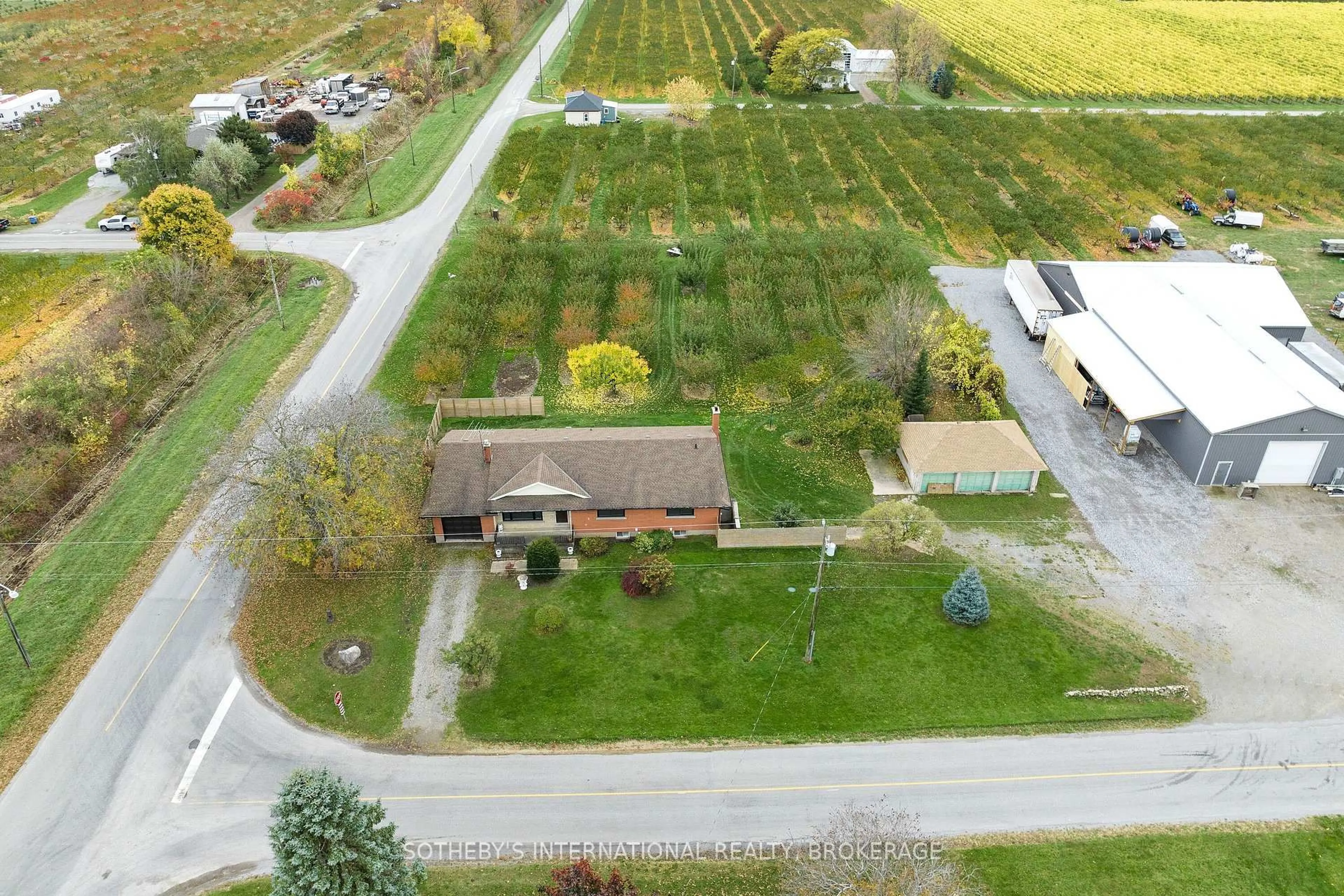 A pic from outside/outdoor area/front of a property/back of a property/a pic from drone, street for 540 CONCESSION 1 Rd, Niagara-on-the-Lake Ontario L0S 1J0
