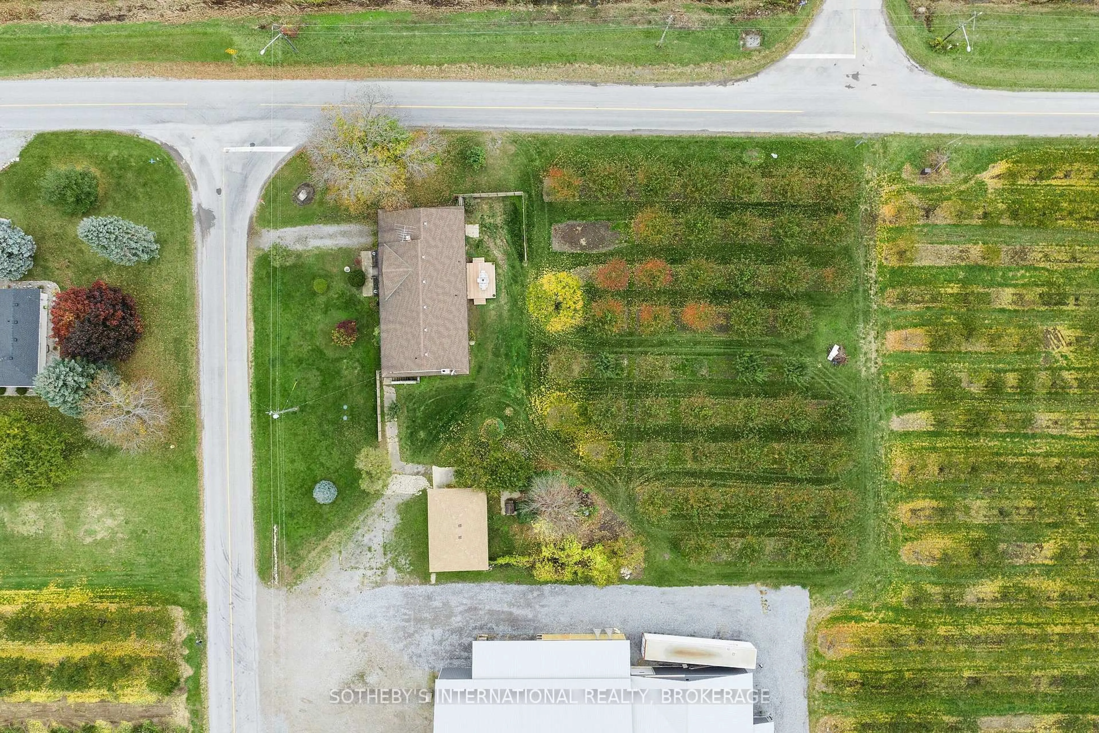 A pic from outside/outdoor area/front of a property/back of a property/a pic from drone, street for 540 CONCESSION 1 Rd, Niagara-on-the-Lake Ontario L0S 1J0