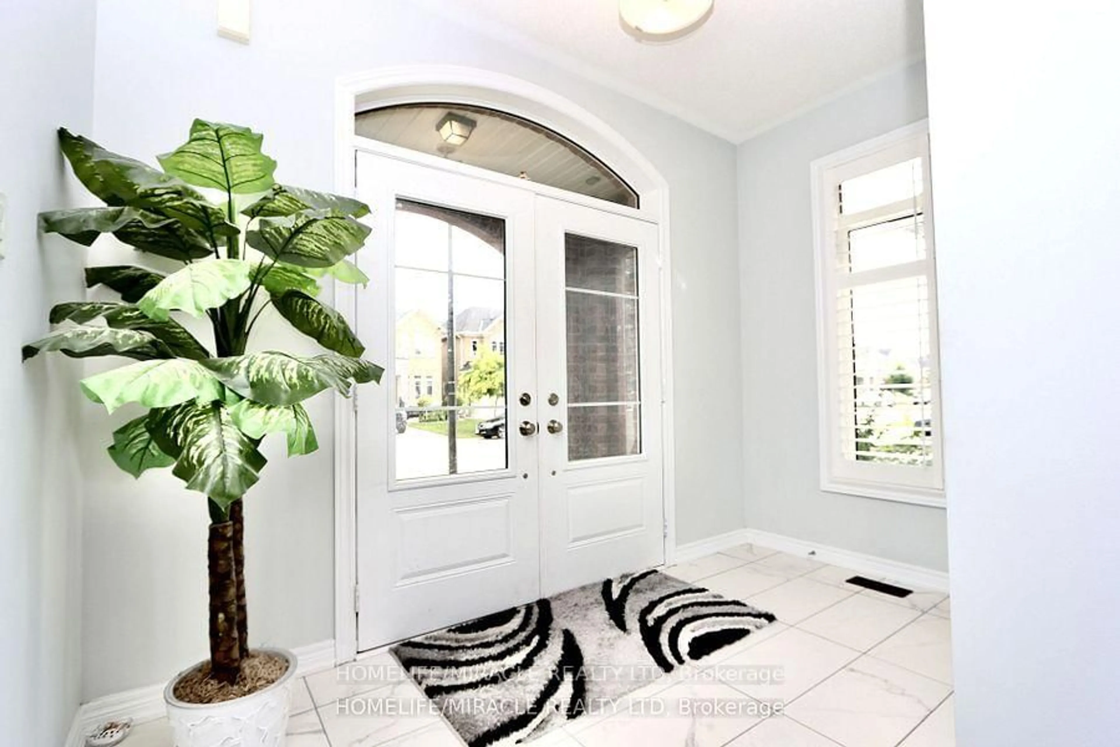 Indoor entryway for 5 Drake Ave, Brant Ontario N3L 0H9