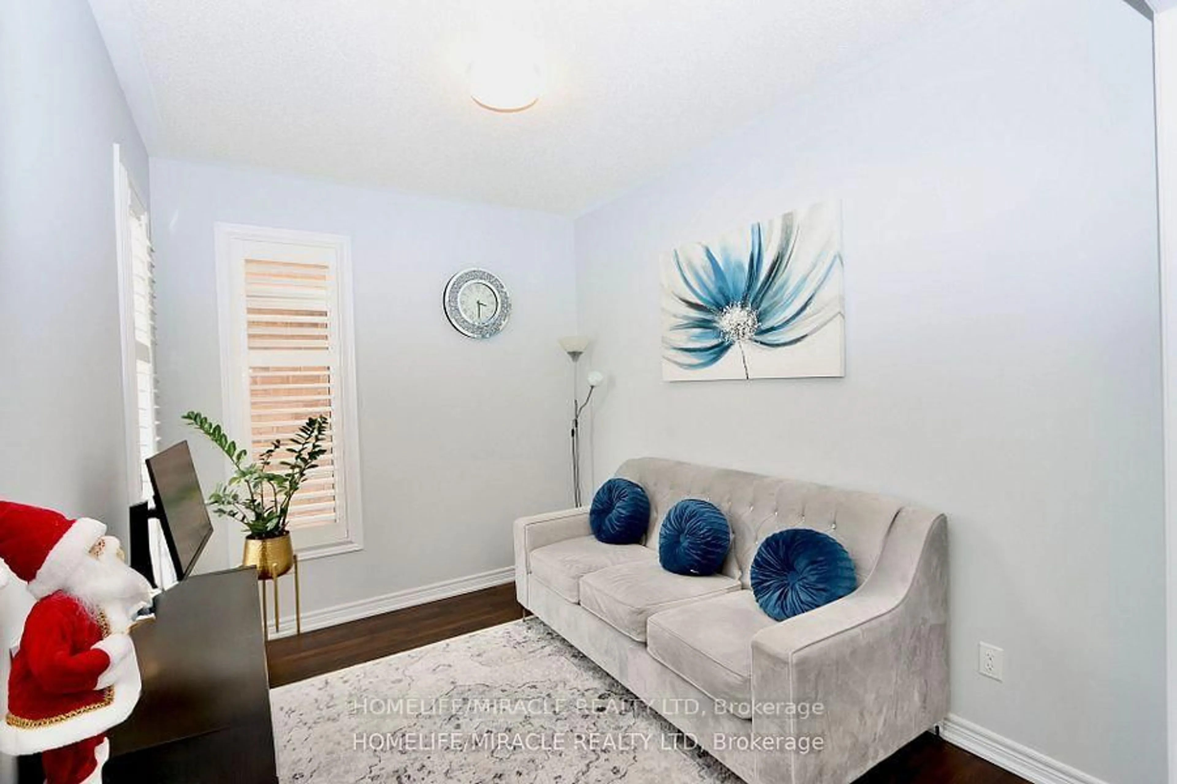Living room with furniture, unknown for 5 Drake Ave, Brant Ontario N3L 0H9
