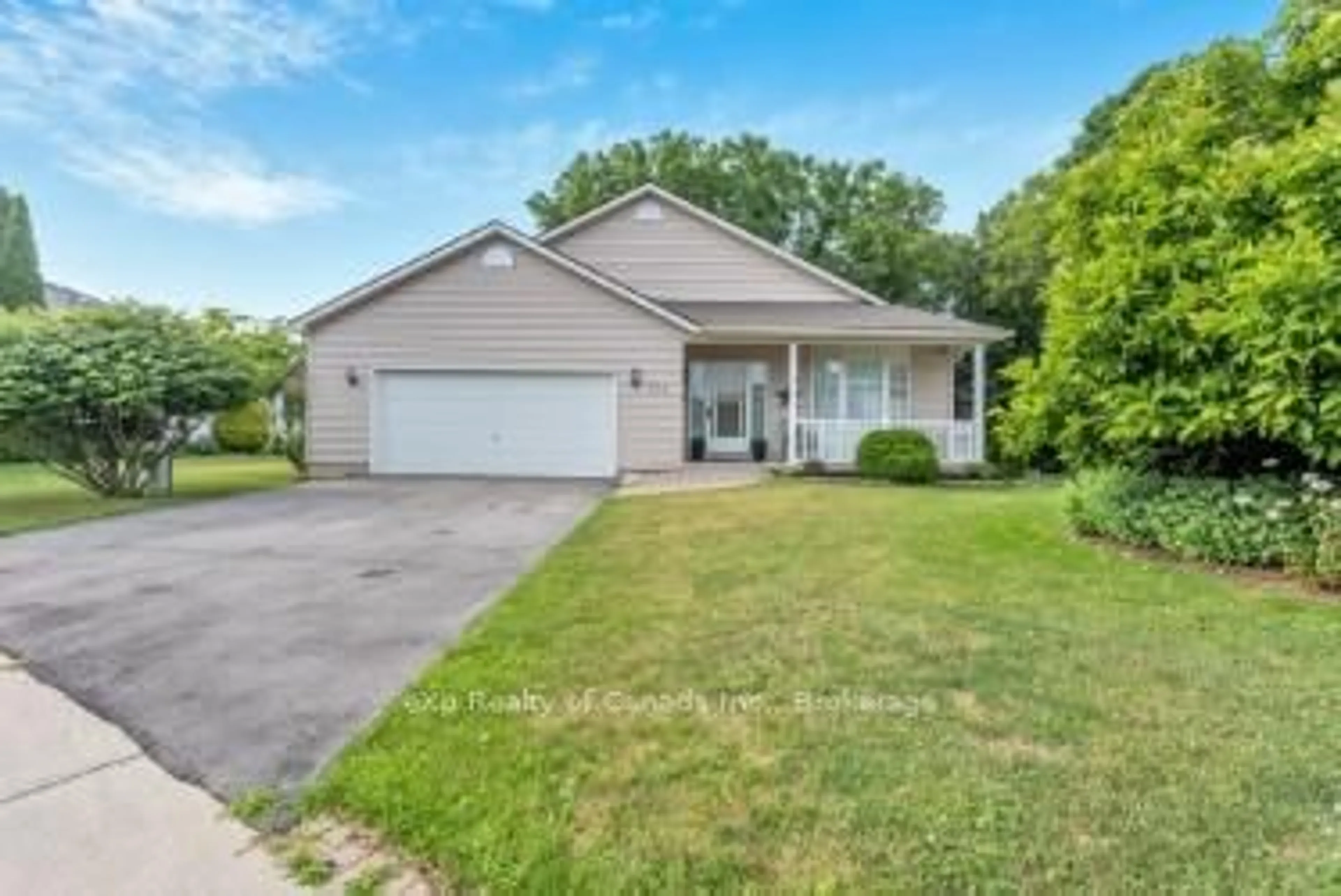 Home with vinyl exterior material, street for 124 Wilson Ave, Tillsonburg Ontario N4G 5T3