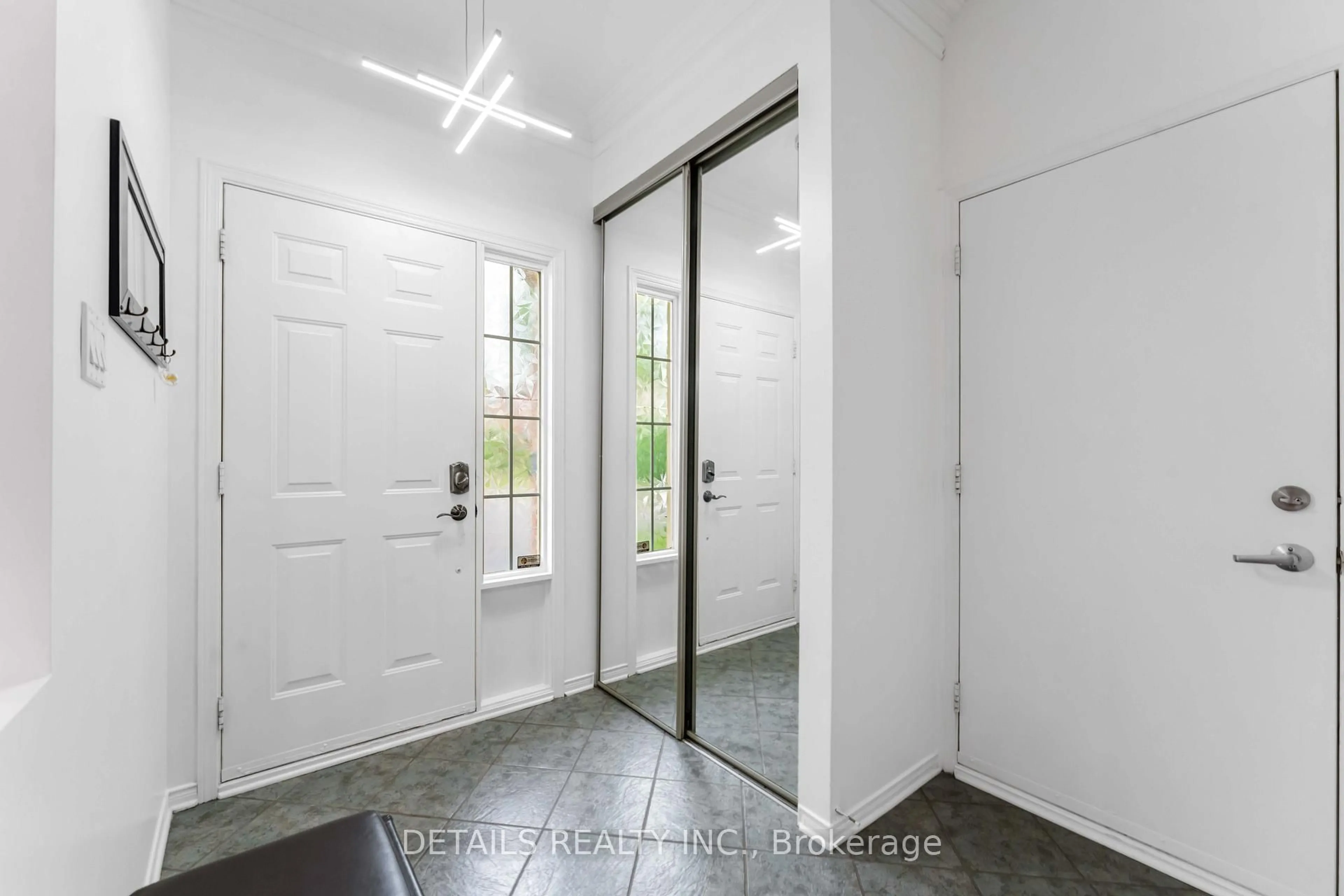 Indoor entryway for 15 Daybreak St, Barrhaven Ontario K2G 6R7