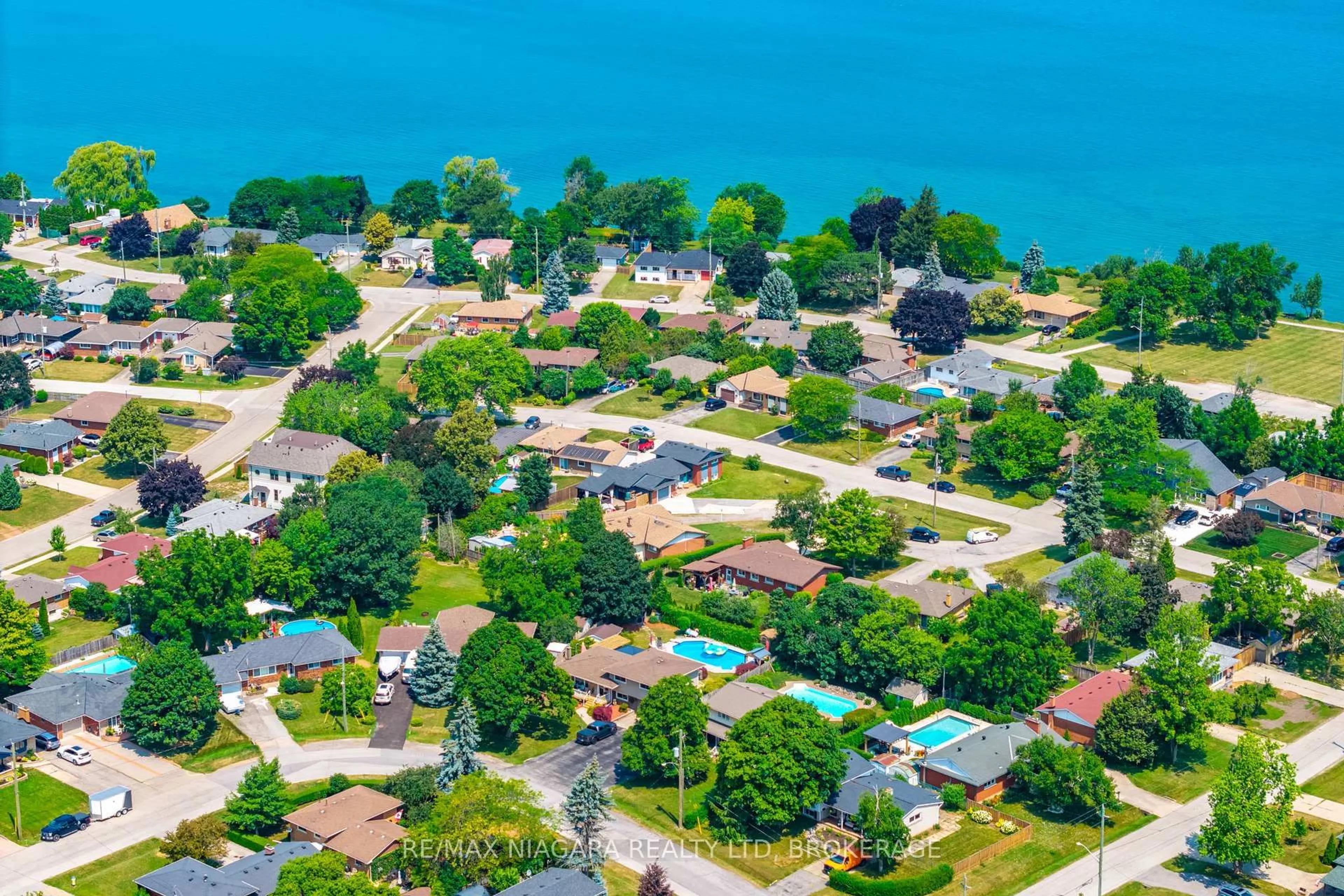 A pic from outside/outdoor area/front of a property/back of a property/a pic from drone, water/lake/river/ocean view for 11 Almond Gdns, Grimsby Ontario L3M 2J9