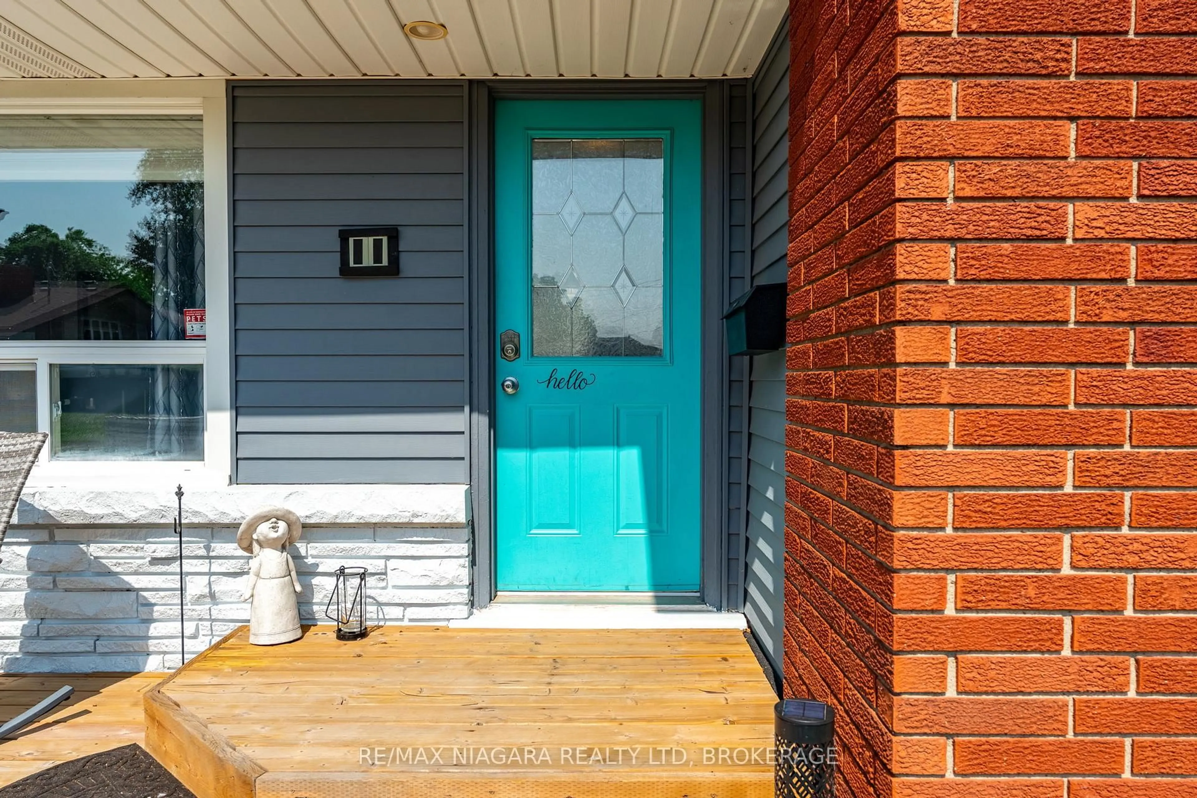 Home with brick exterior material, street for 11 Almond Gdns, Grimsby Ontario L3M 2J9