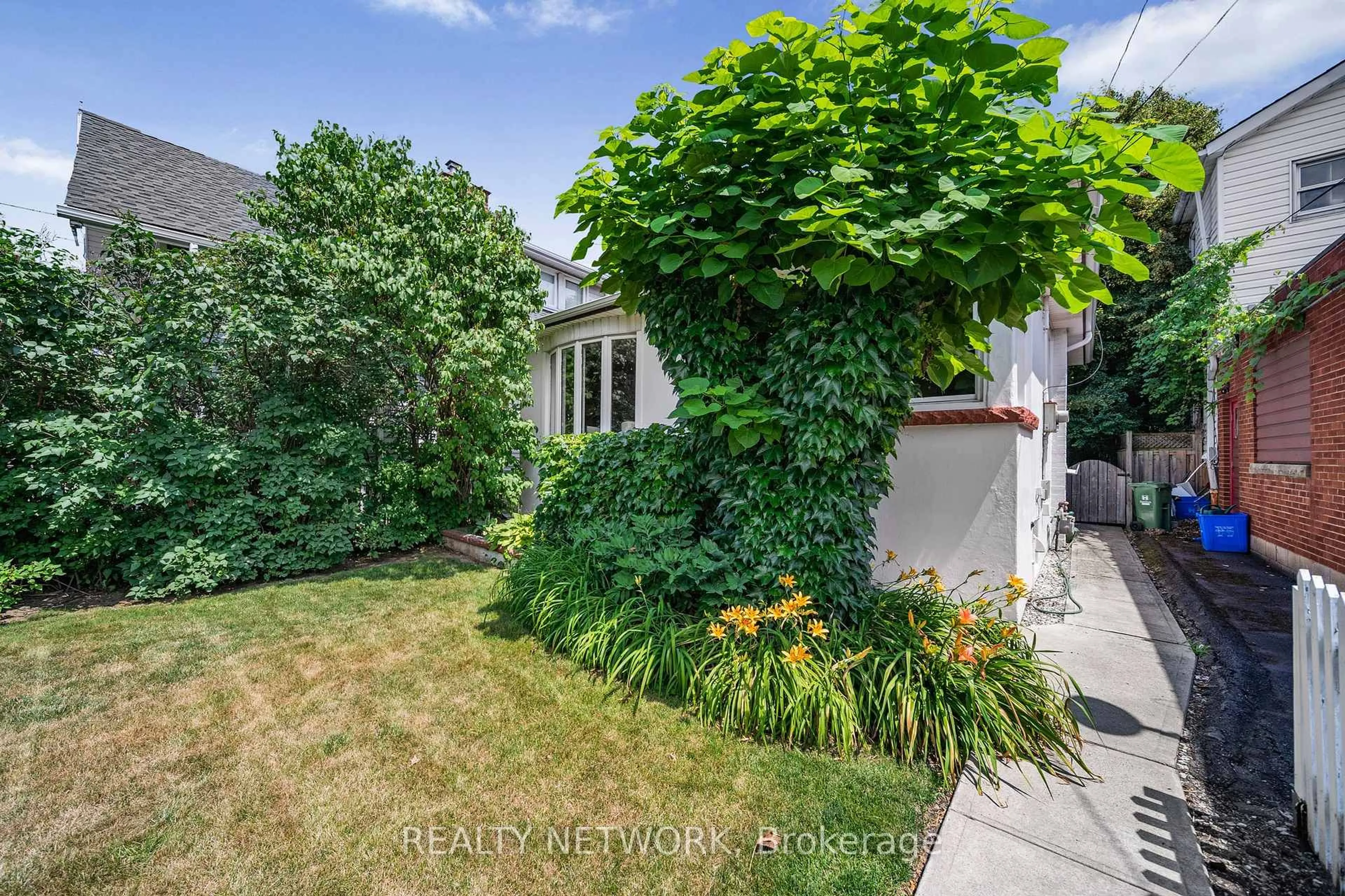 A pic from outside/outdoor area/front of a property/back of a property/a pic from drone, street for 549 Upper Wentworth St, Hamilton Ontario L9A 4T8