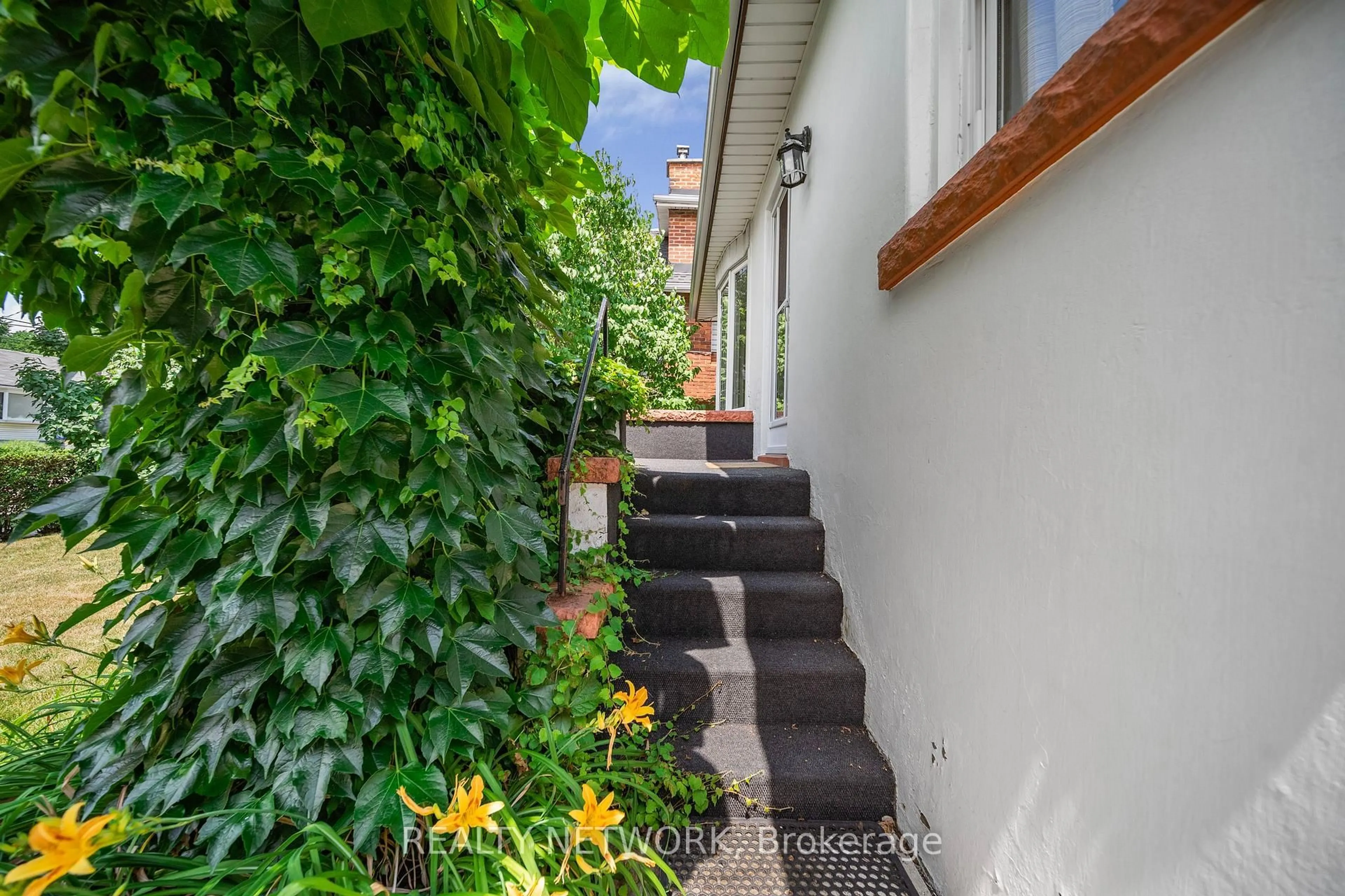 Stairs for 549 Upper Wentworth St, Hamilton Ontario L9A 4T8