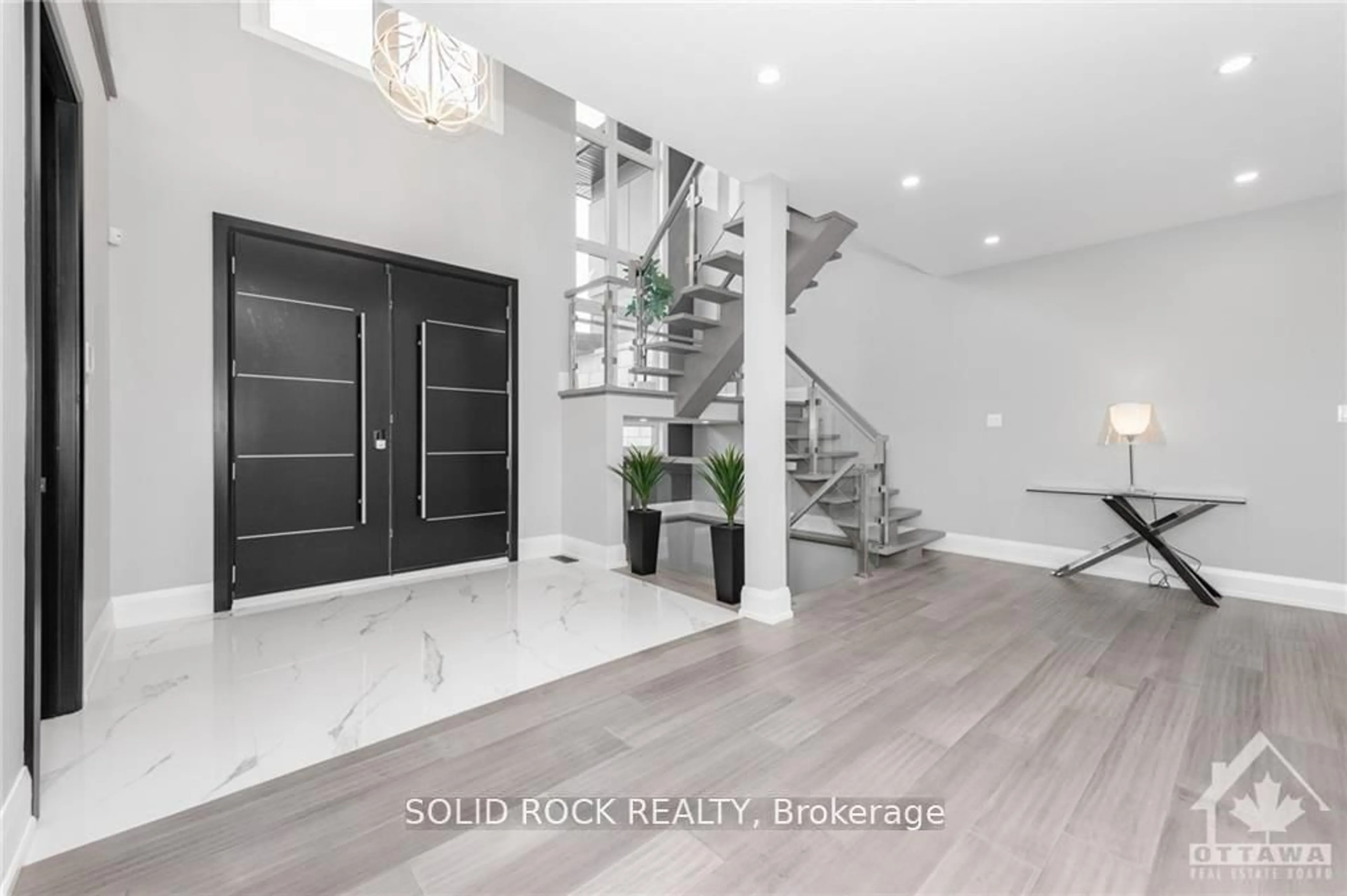Indoor entryway for 224 Roger Rd, Ottawa Ontario K1H 5C6