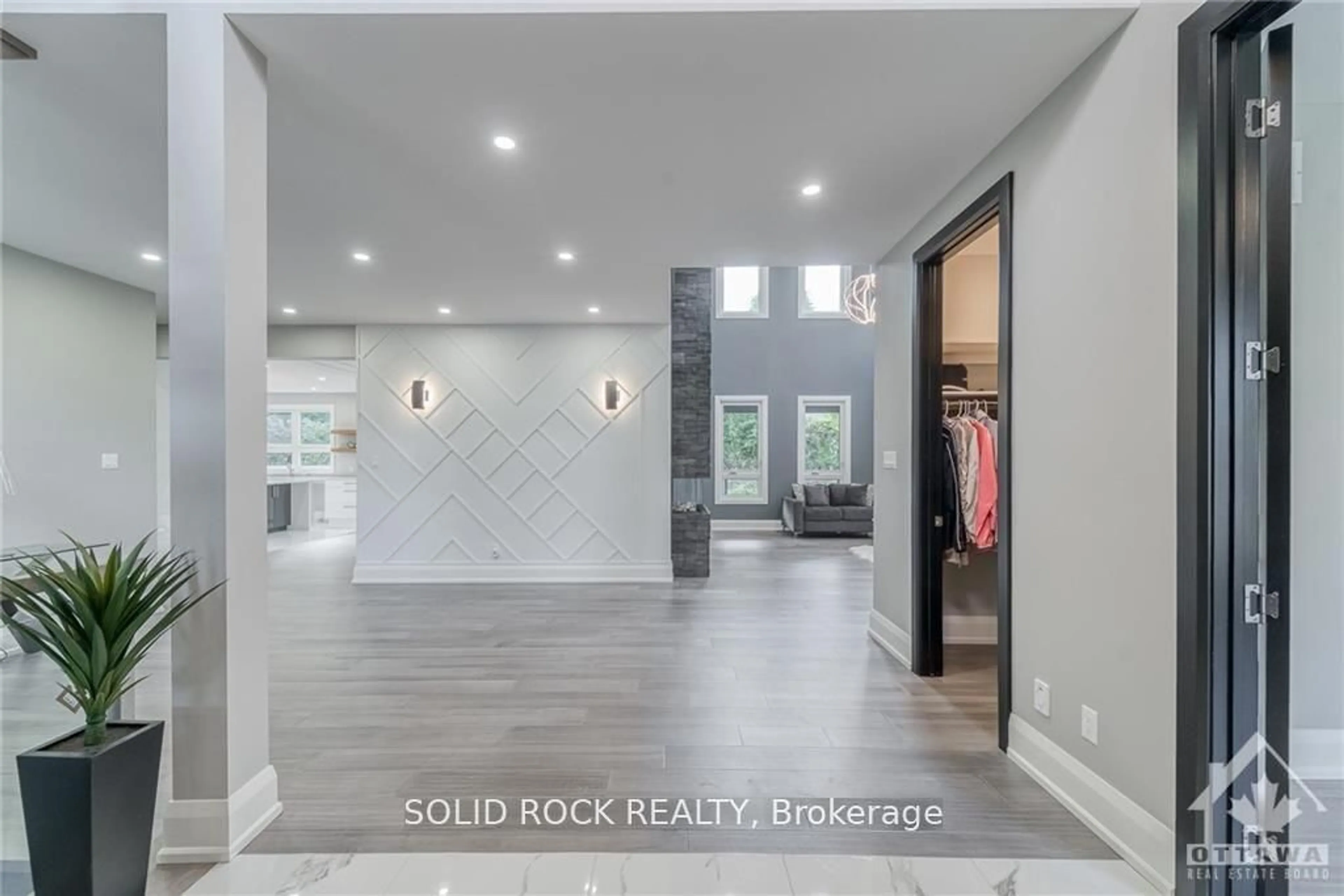 Indoor entryway for 224 Roger Rd, Ottawa Ontario K1H 5C6