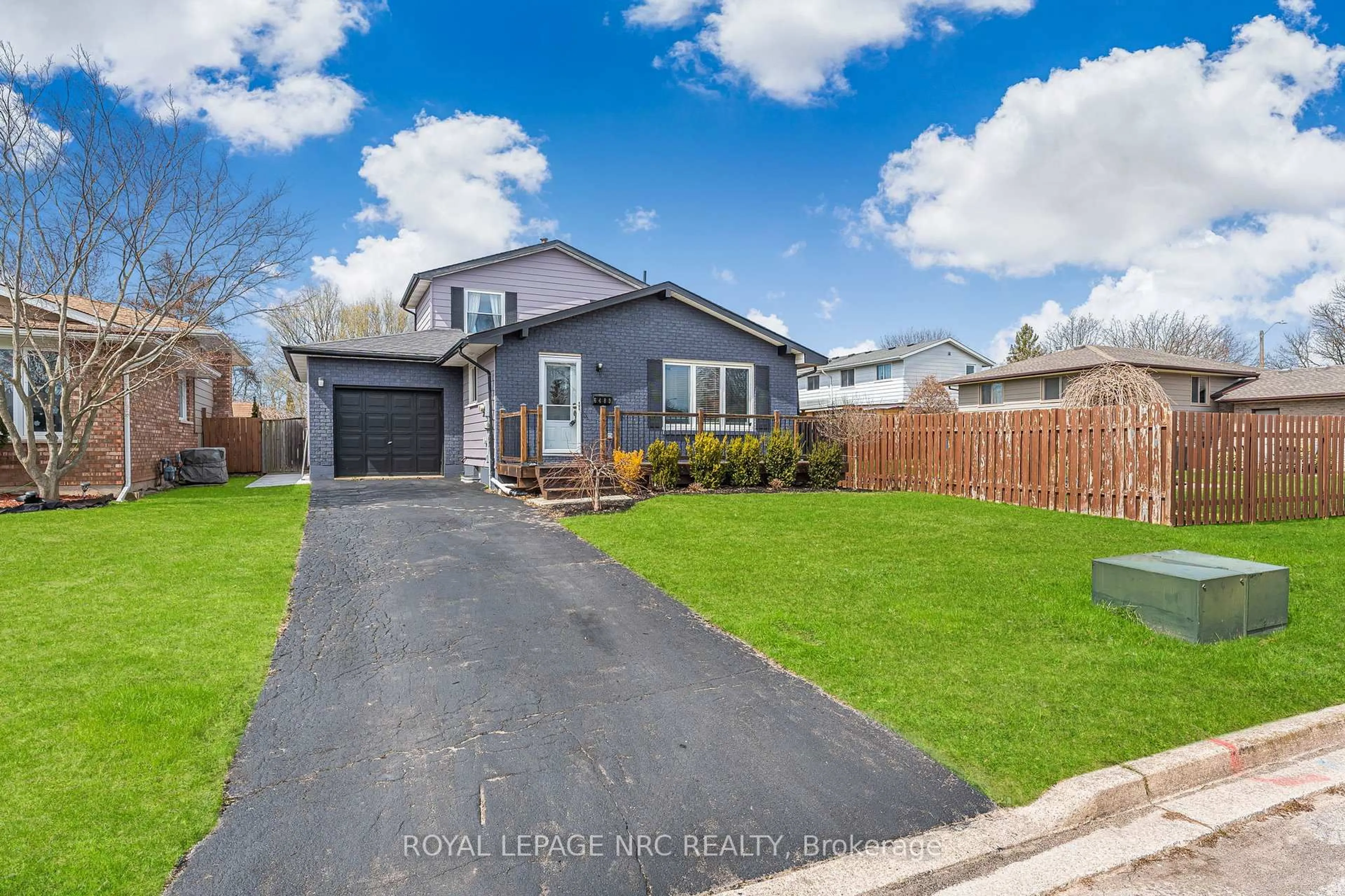 A pic from outside/outdoor area/front of a property/back of a property/a pic from drone, street for 6489 Dalena Pl, Niagara Falls Ontario L2H 1Z5