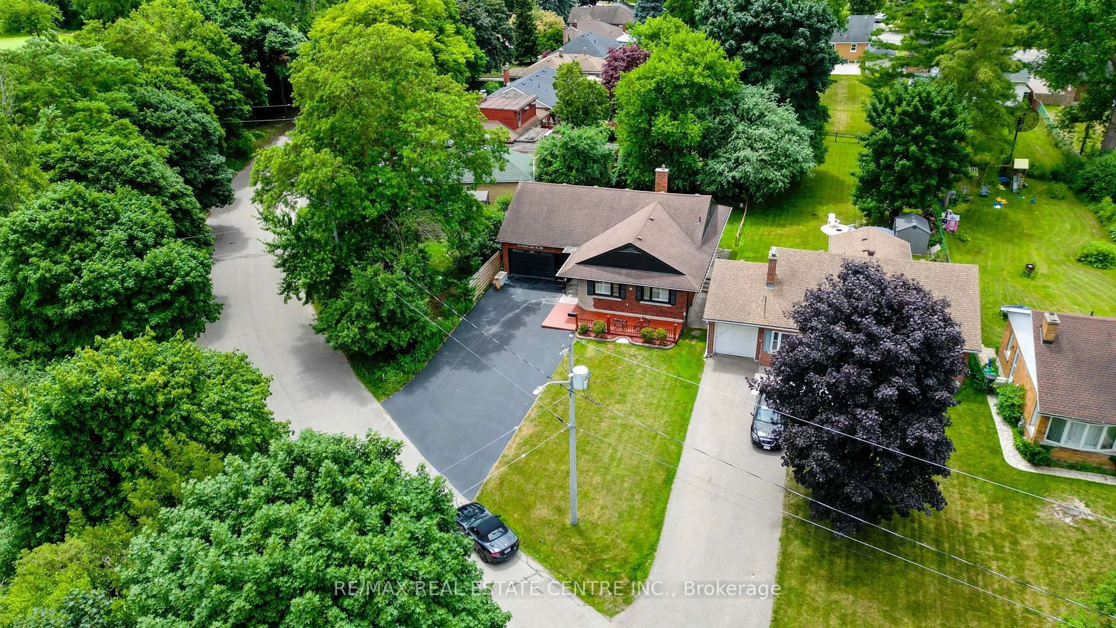 A pic from outside/outdoor area/front of a property/back of a property/a pic from drone, street for 271 Bedford Rd, Waterloo Ontario N2G 3A7