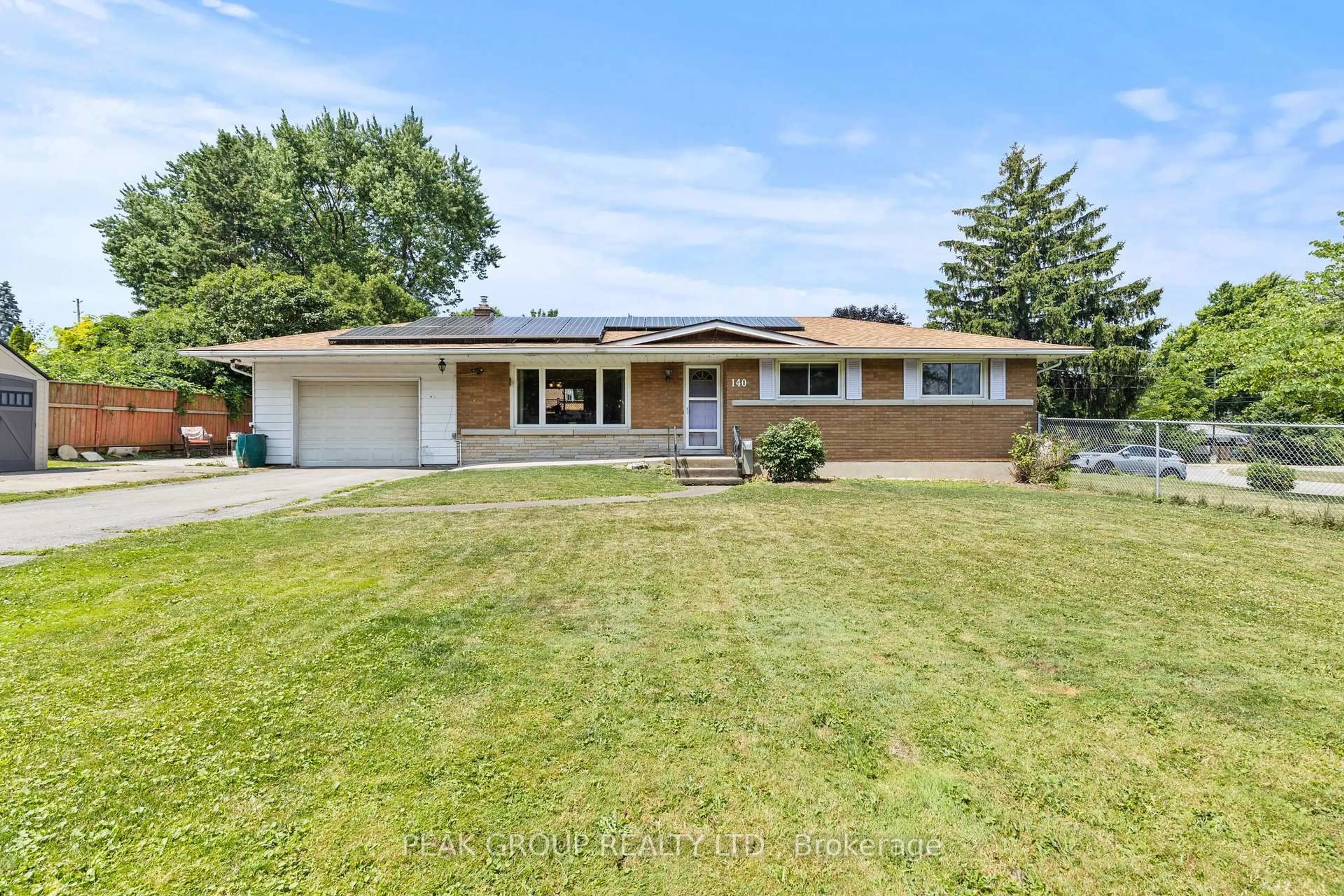 Home with vinyl exterior material, street for 140 Champlain Dr, Fort Erie Ontario L2A 1Z8