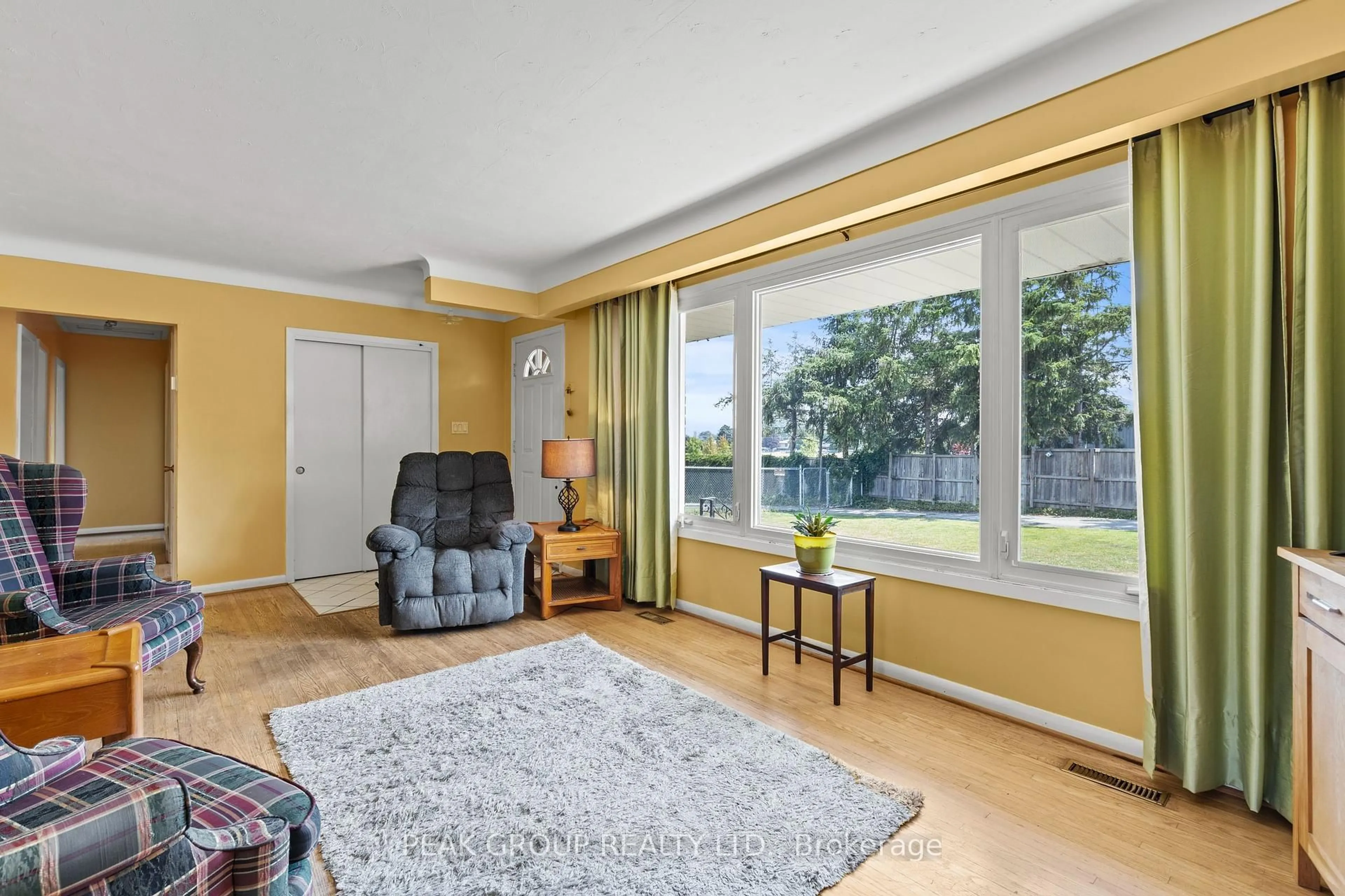 Living room with furniture, unknown for 140 Champlain Dr, Fort Erie Ontario L2A 1Z8