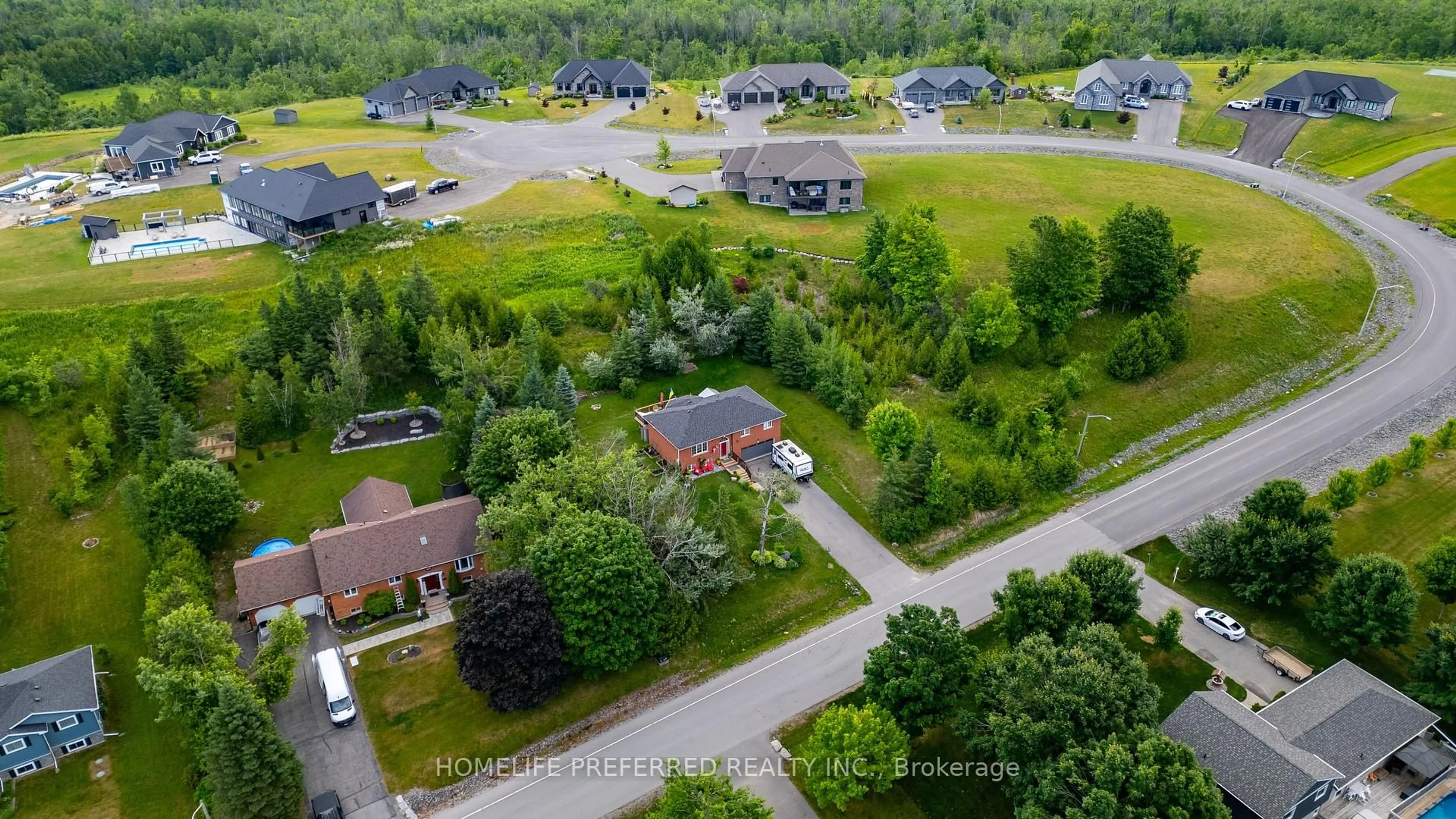 A pic from outside/outdoor area/front of a property/back of a property/a pic from drone, street for 2403 Kennedy Dr, Cavan Monaghan Ontario L0A 1C0