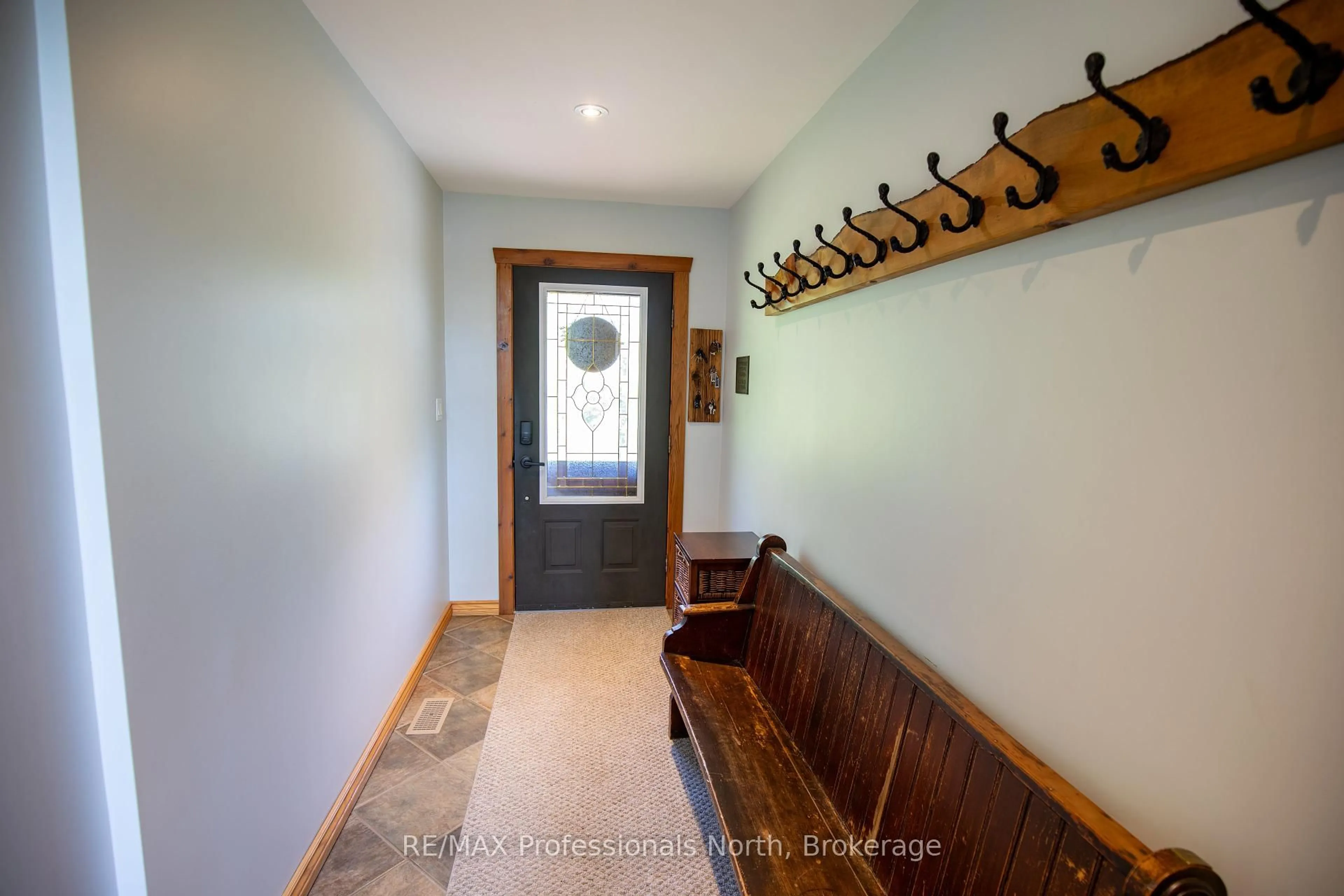 Indoor entryway for 1107 FALKENBURG Rd, Bracebridge Ontario P1L 1X4