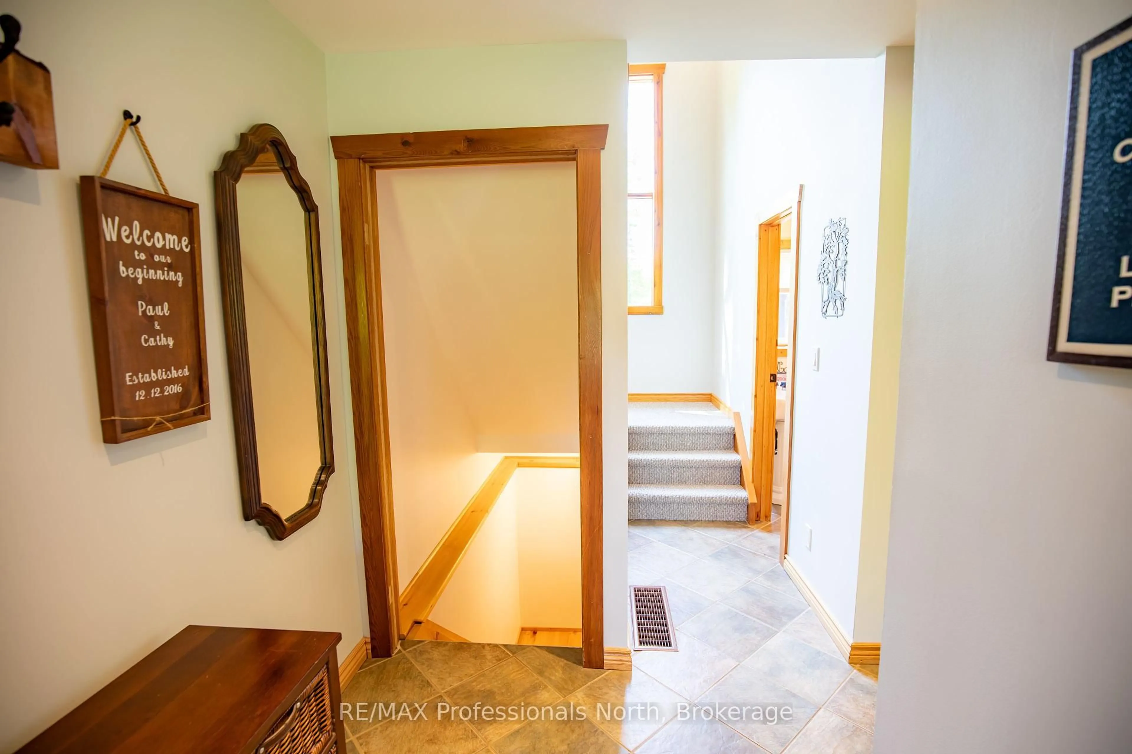 Indoor entryway for 1107 FALKENBURG Rd, Bracebridge Ontario P1L 1X4