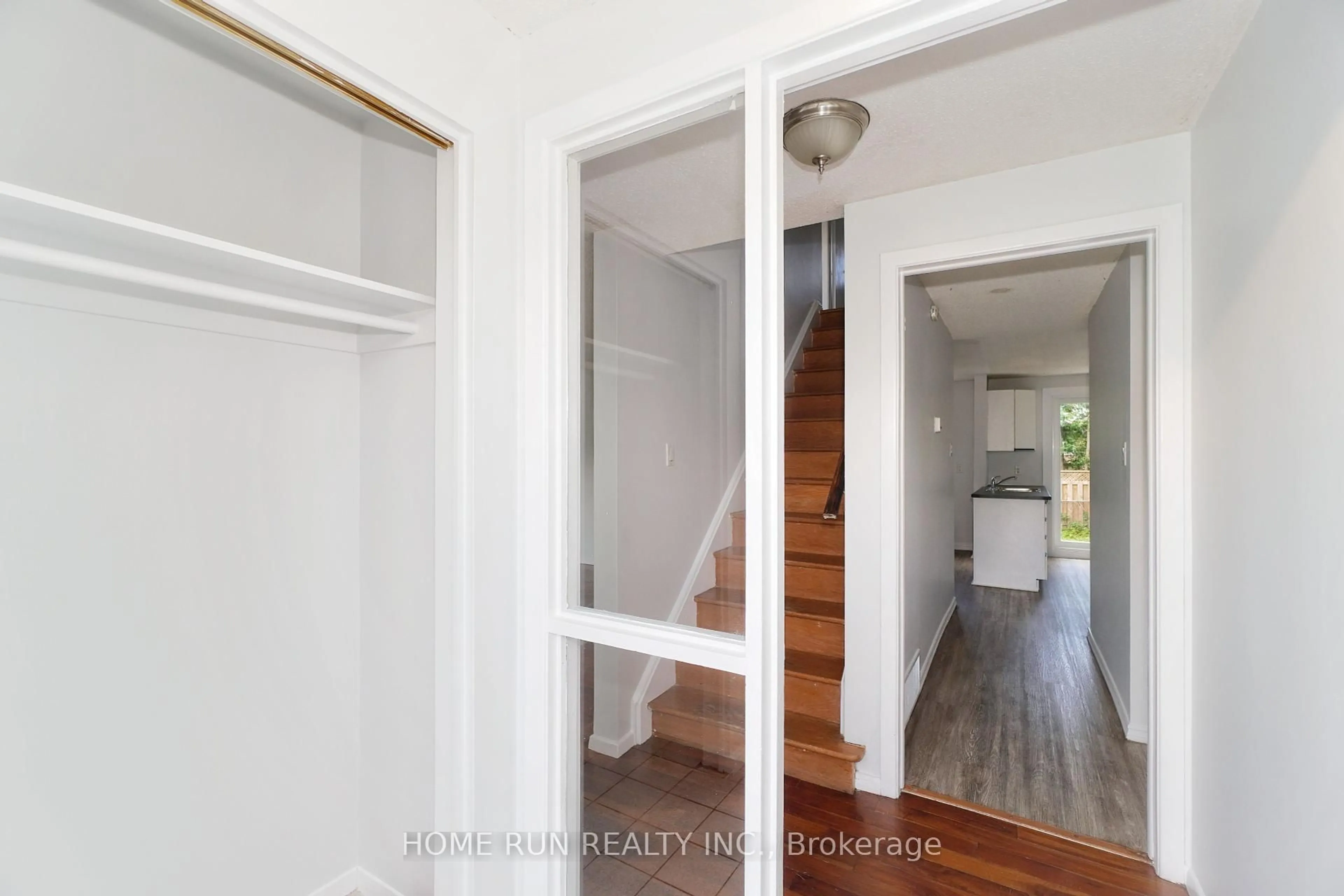 Indoor entryway for 1292 MEADOWLANDS Dr, Ottawa Ontario K2E 6K5