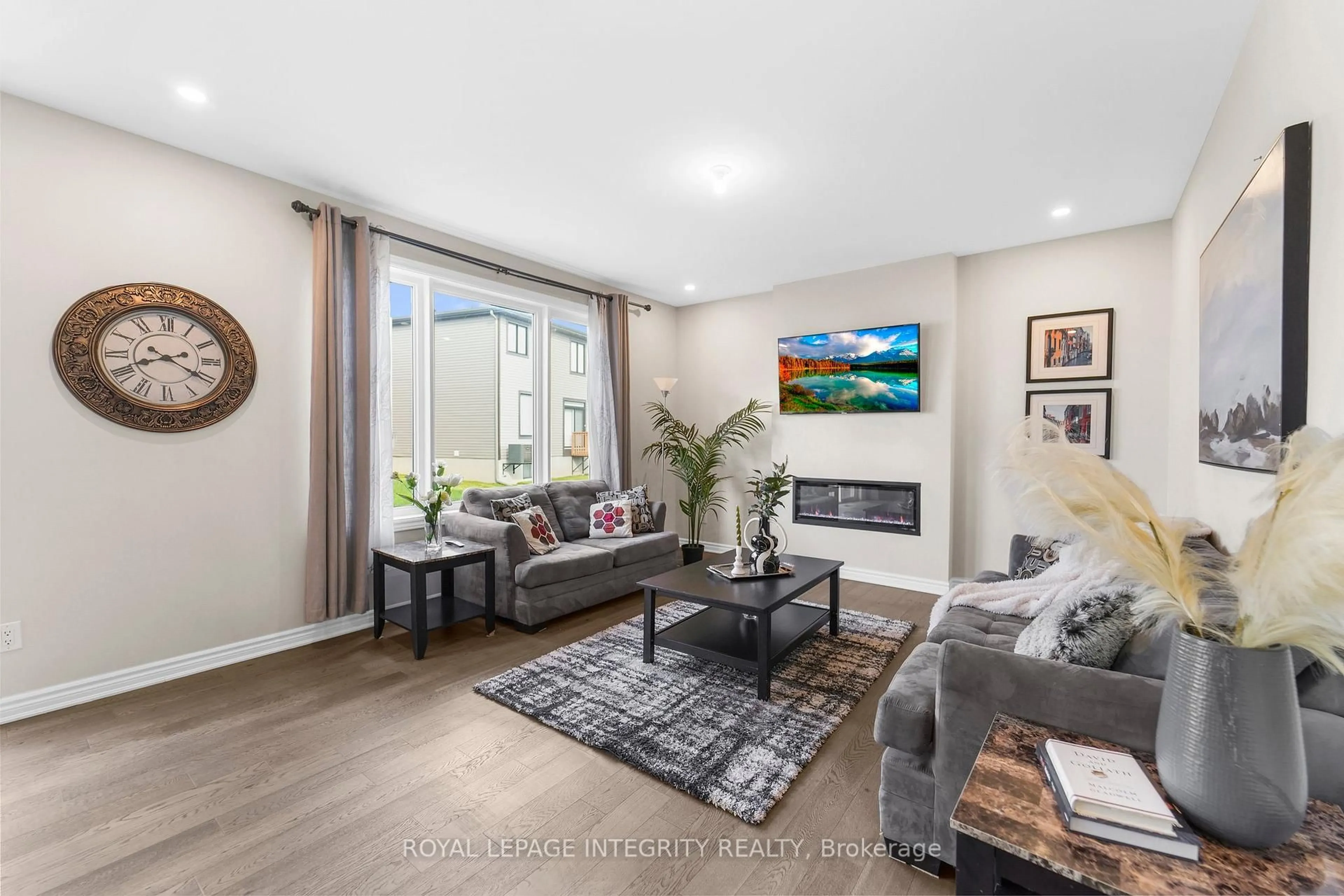 Living room with furniture, unknown for 724 Vennecy Terr, Ottawa Ontario K1W 0N3