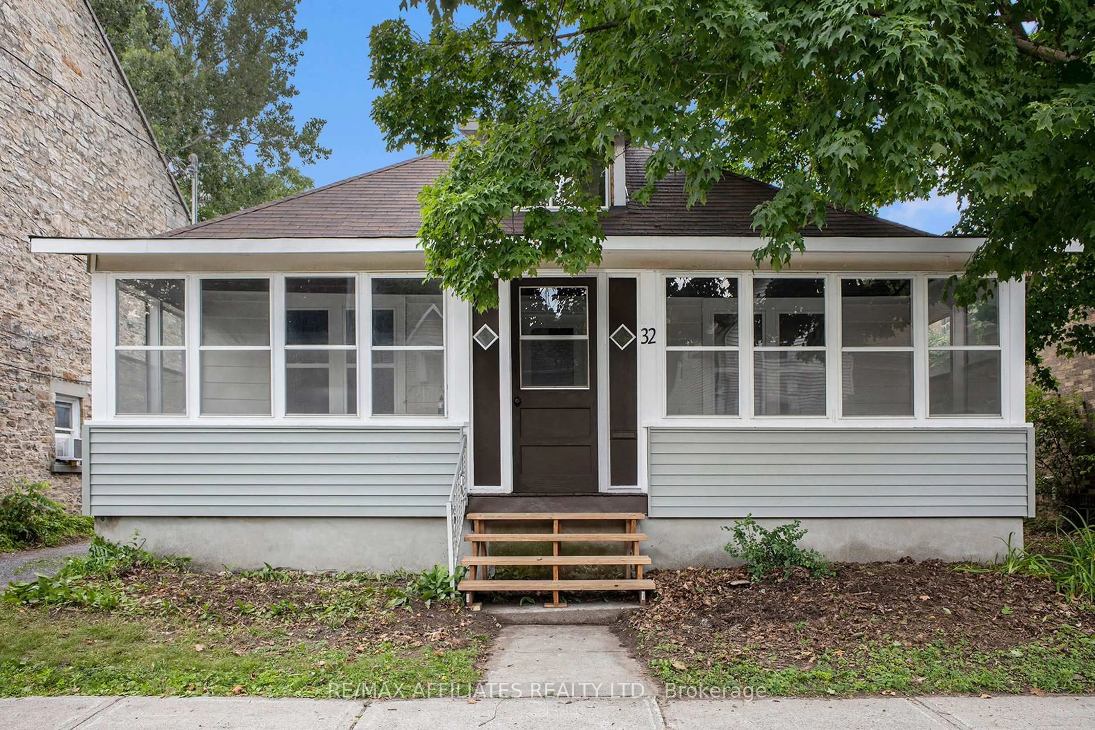 Home with vinyl exterior material, street for 32 D'Arcy St, Perth Ontario K7H 2V2