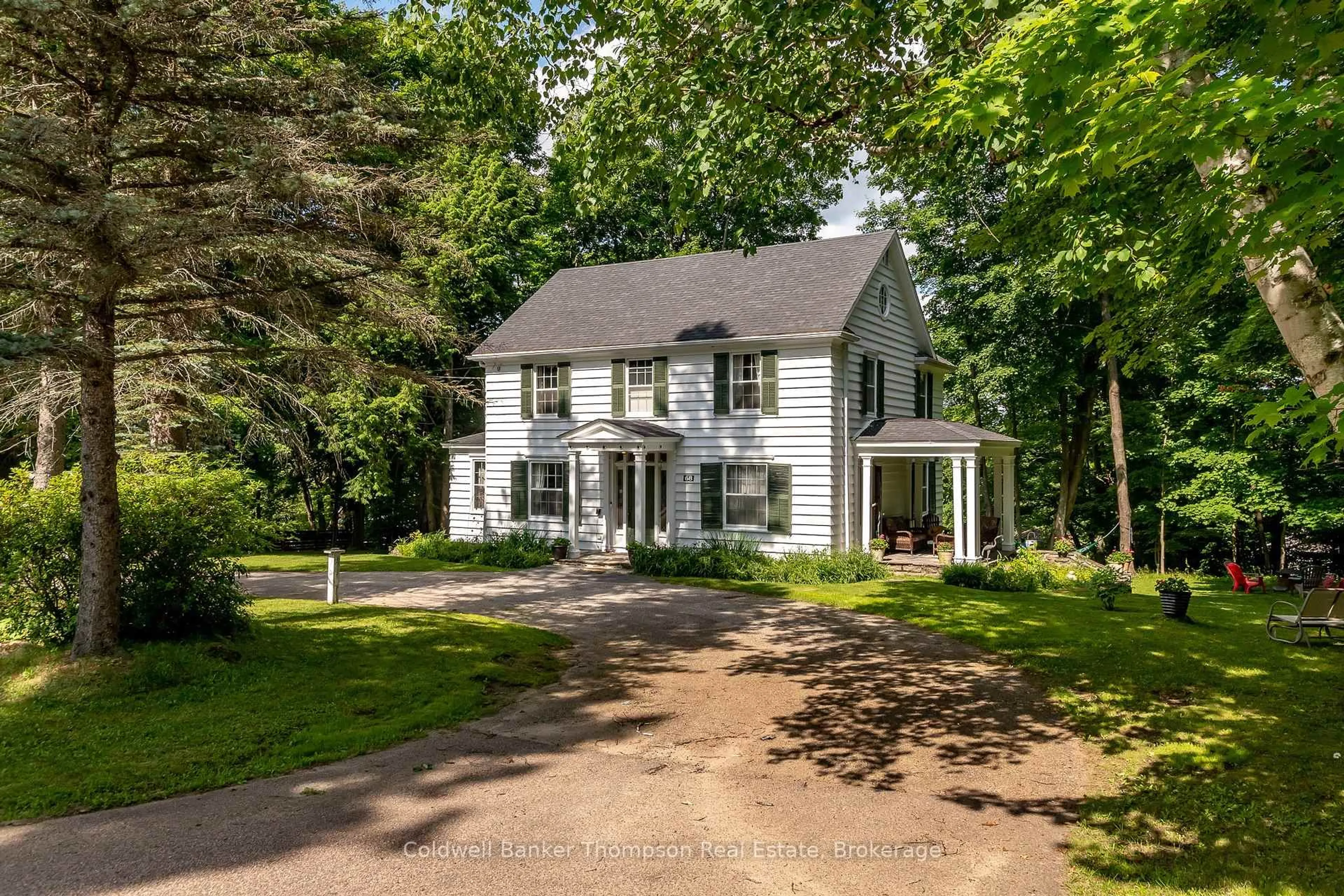 A pic from outside/outdoor area/front of a property/back of a property/a pic from drone, street for 68 West St, Huntsville Ontario P1H 1P9