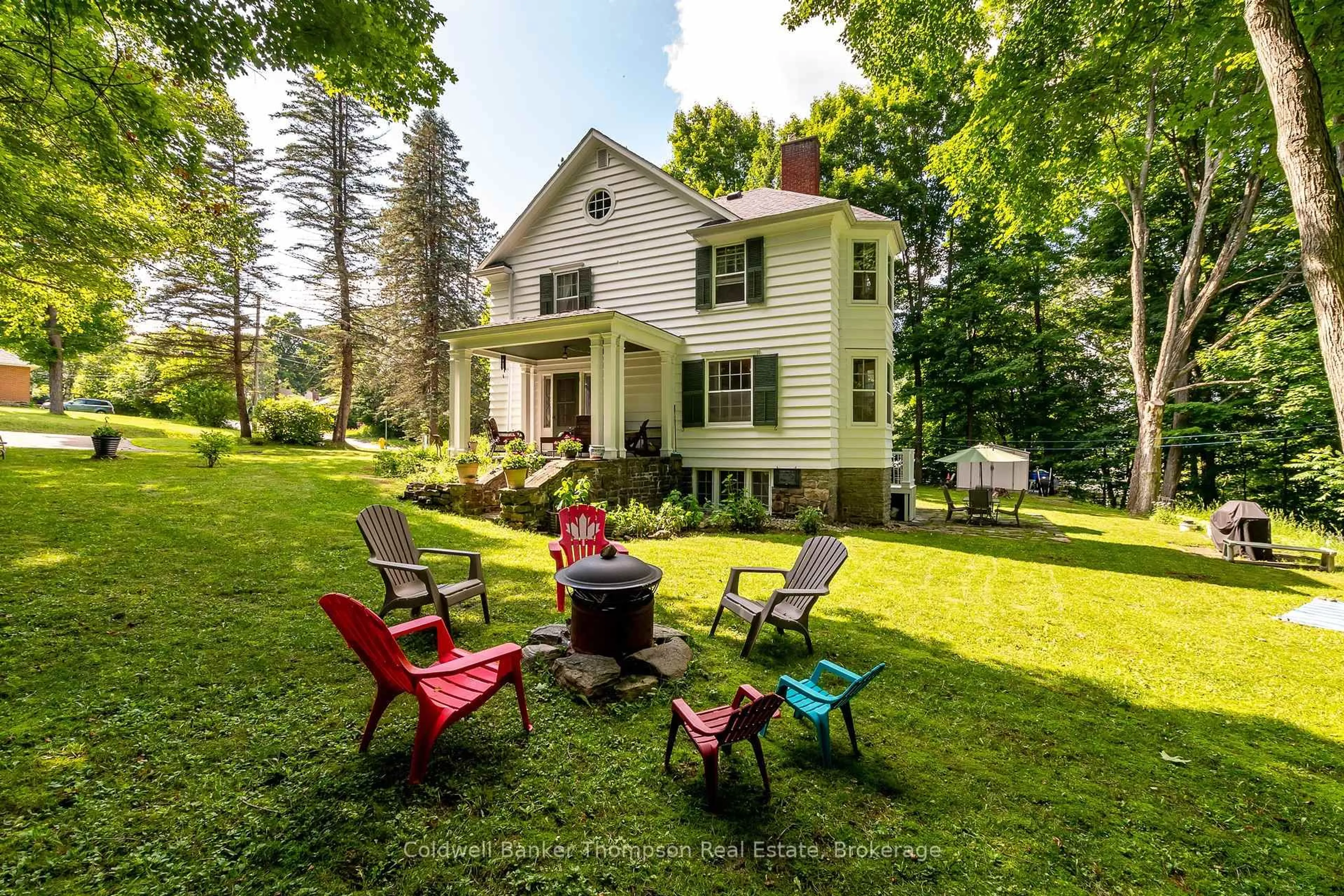 A pic from outside/outdoor area/front of a property/back of a property/a pic from drone, unknown for 68 West St, Huntsville Ontario P1H 1P9