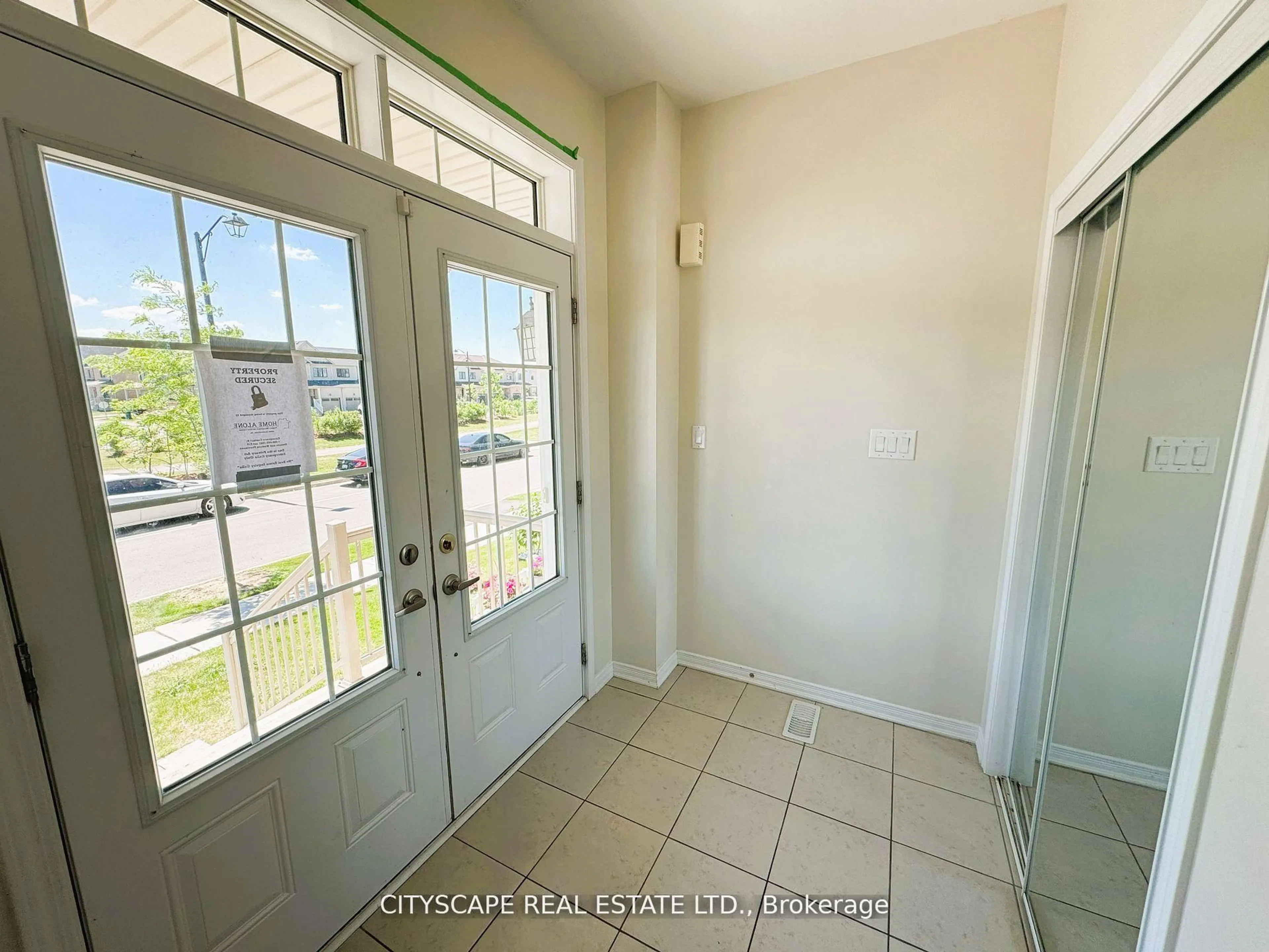 Indoor entryway for 72 Maclachlan Ave, Haldimand Ontario N3W 0C8
