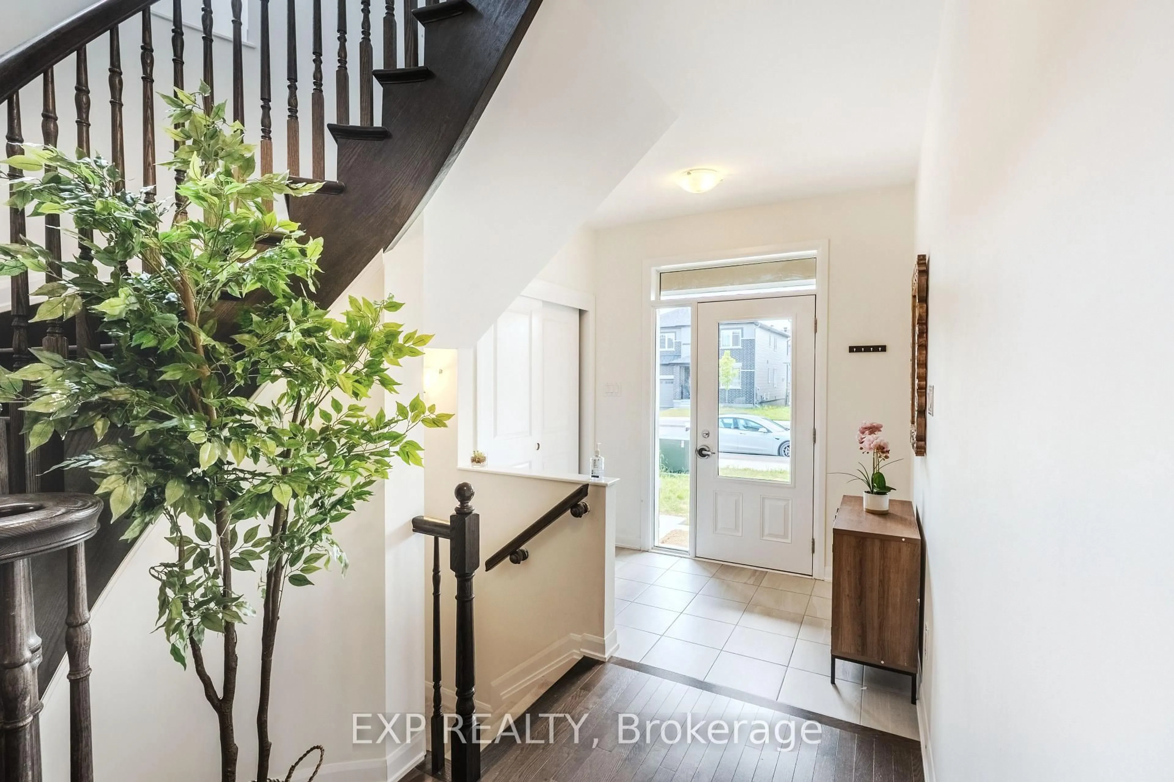 Indoor entryway for 818 Cappamore Dr, Ottawa Ontario K2J 6V6