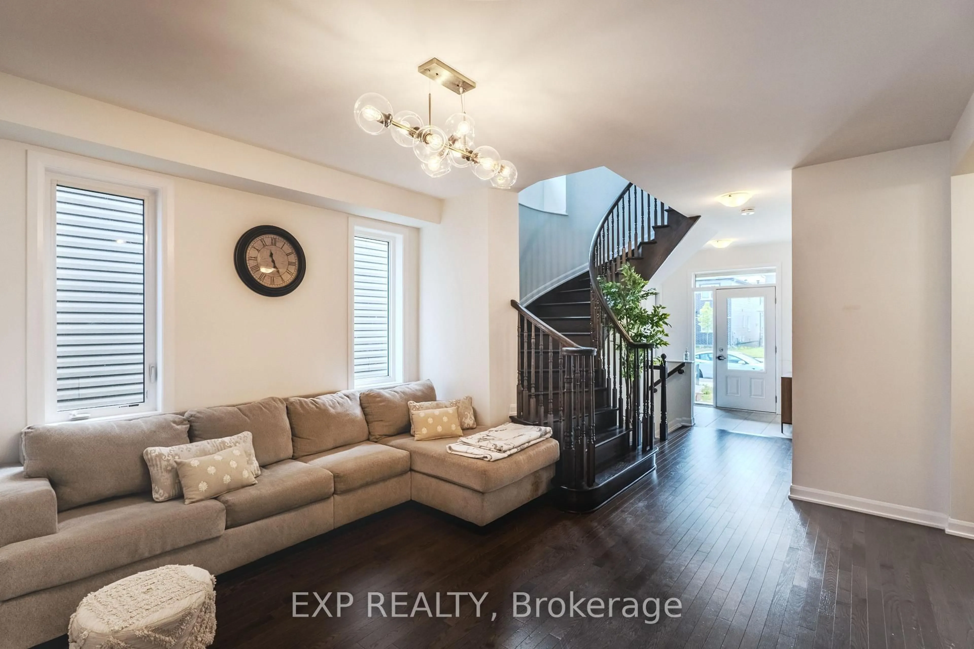 Indoor entryway for 818 Cappamore Dr, Ottawa Ontario K2J 6V6