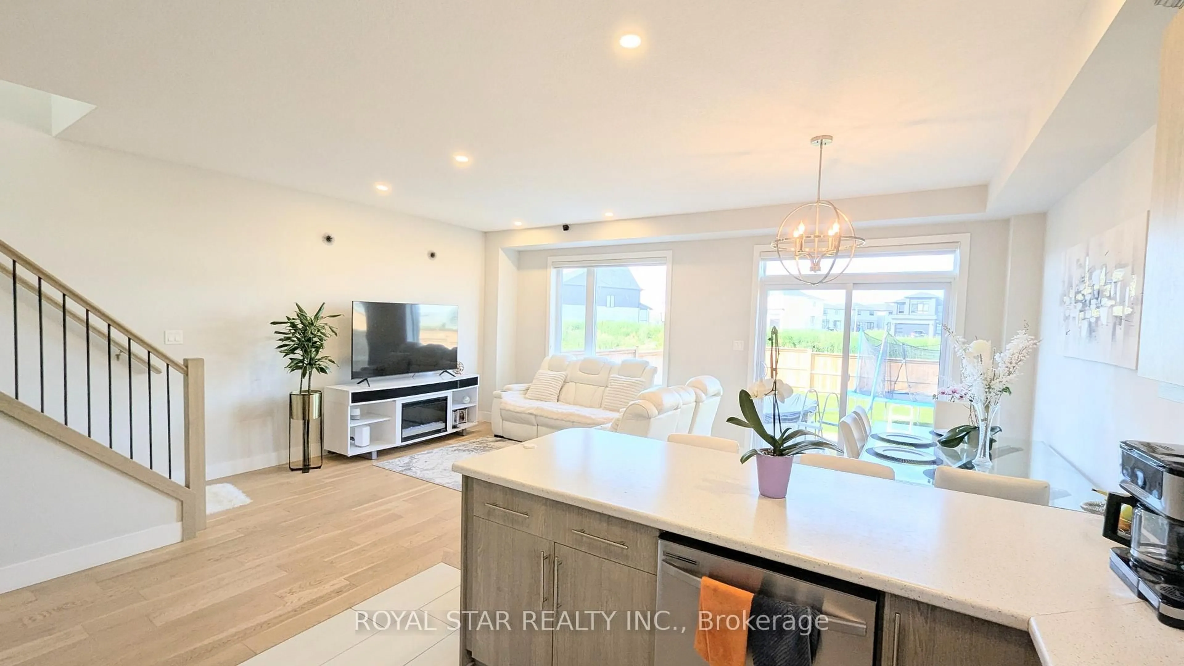Open concept kitchen, ceramic/tile floor for 1971 Evans Blvd, London South Ontario N6M 0A2