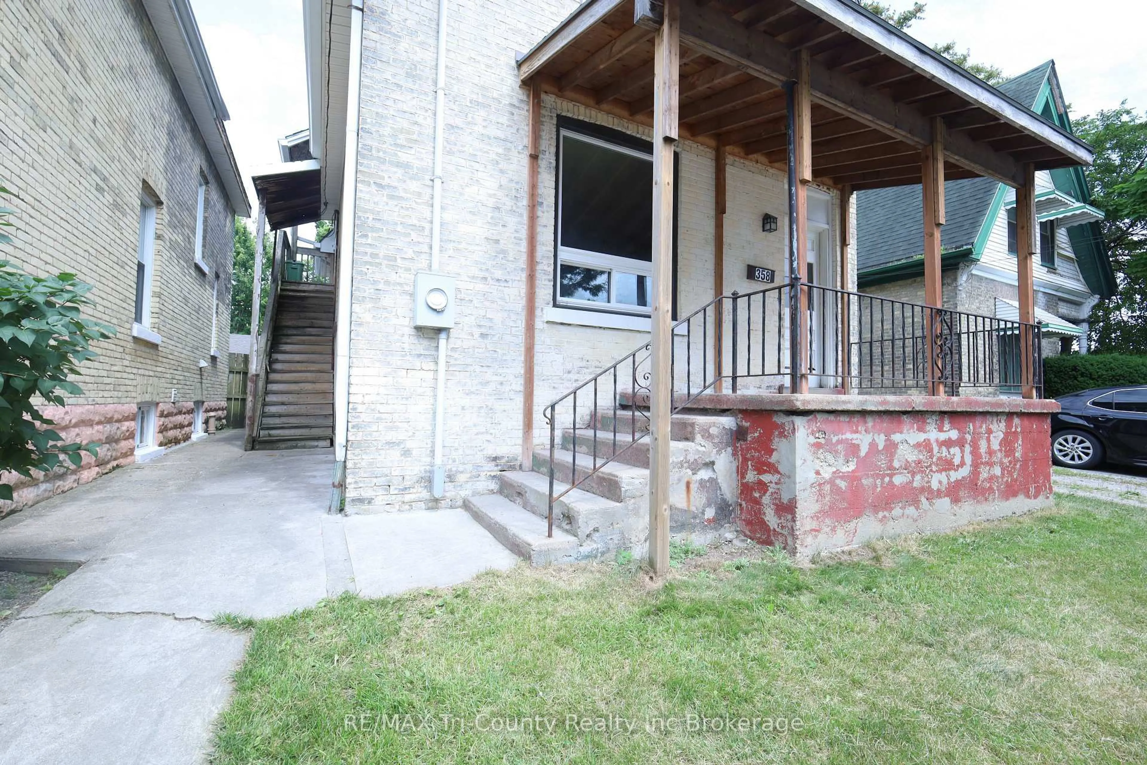 Patio, street for 358 Glebe St, London East Ontario N5W 3T1