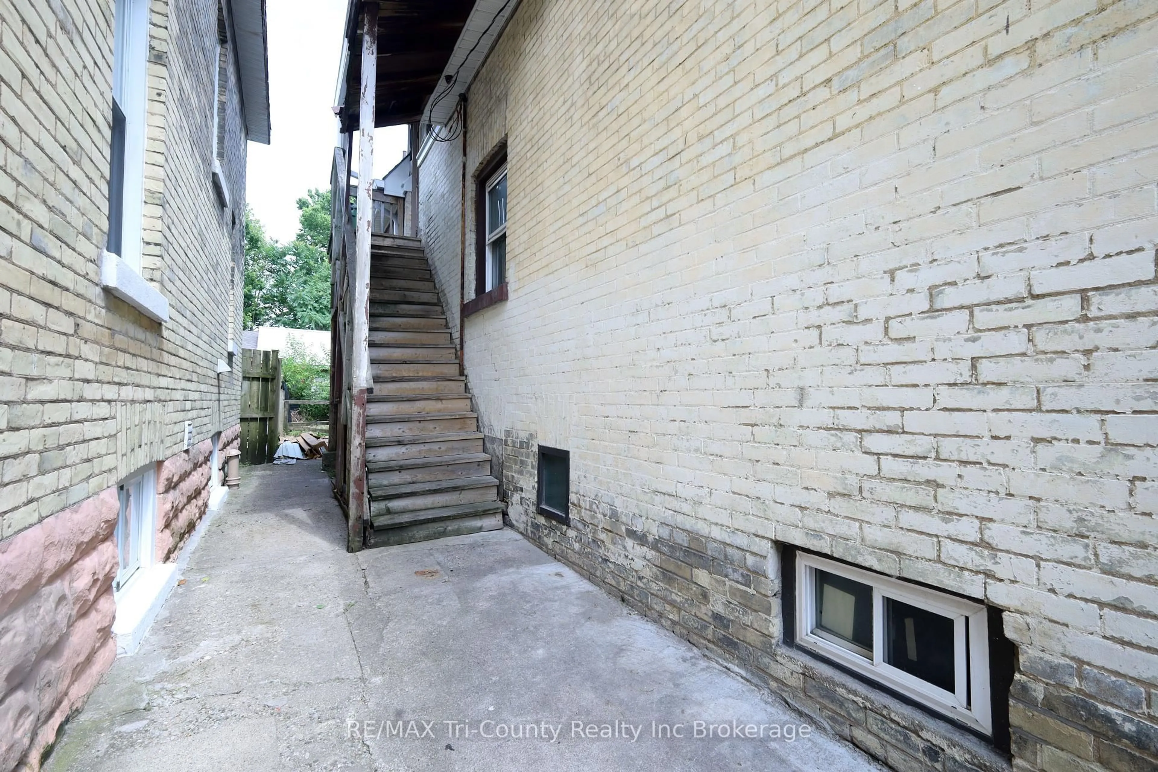 Patio, street for 358 Glebe St, London East Ontario N5W 3T1