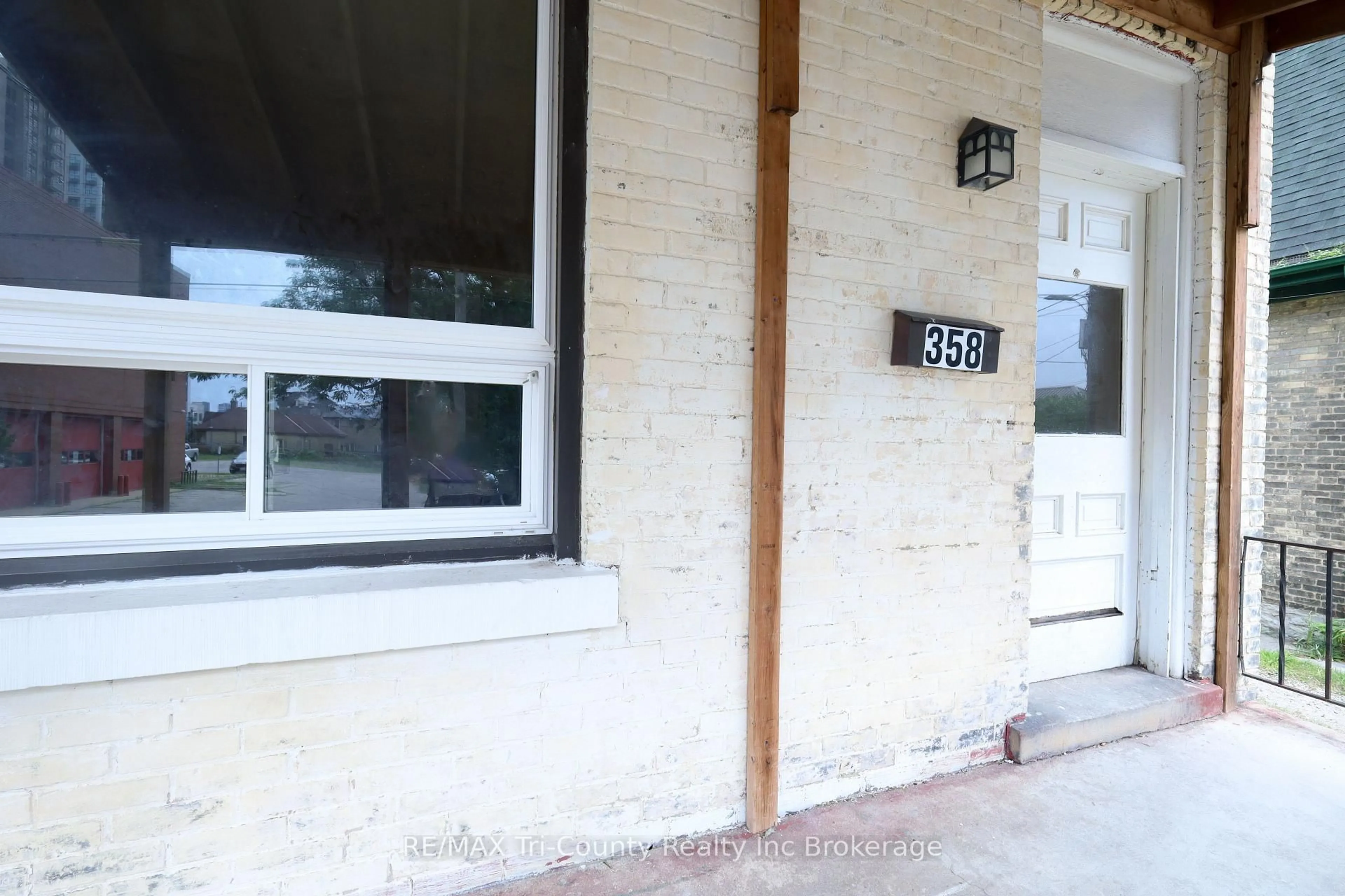 Unknown for 358 Glebe St, London East Ontario N5W 3T1