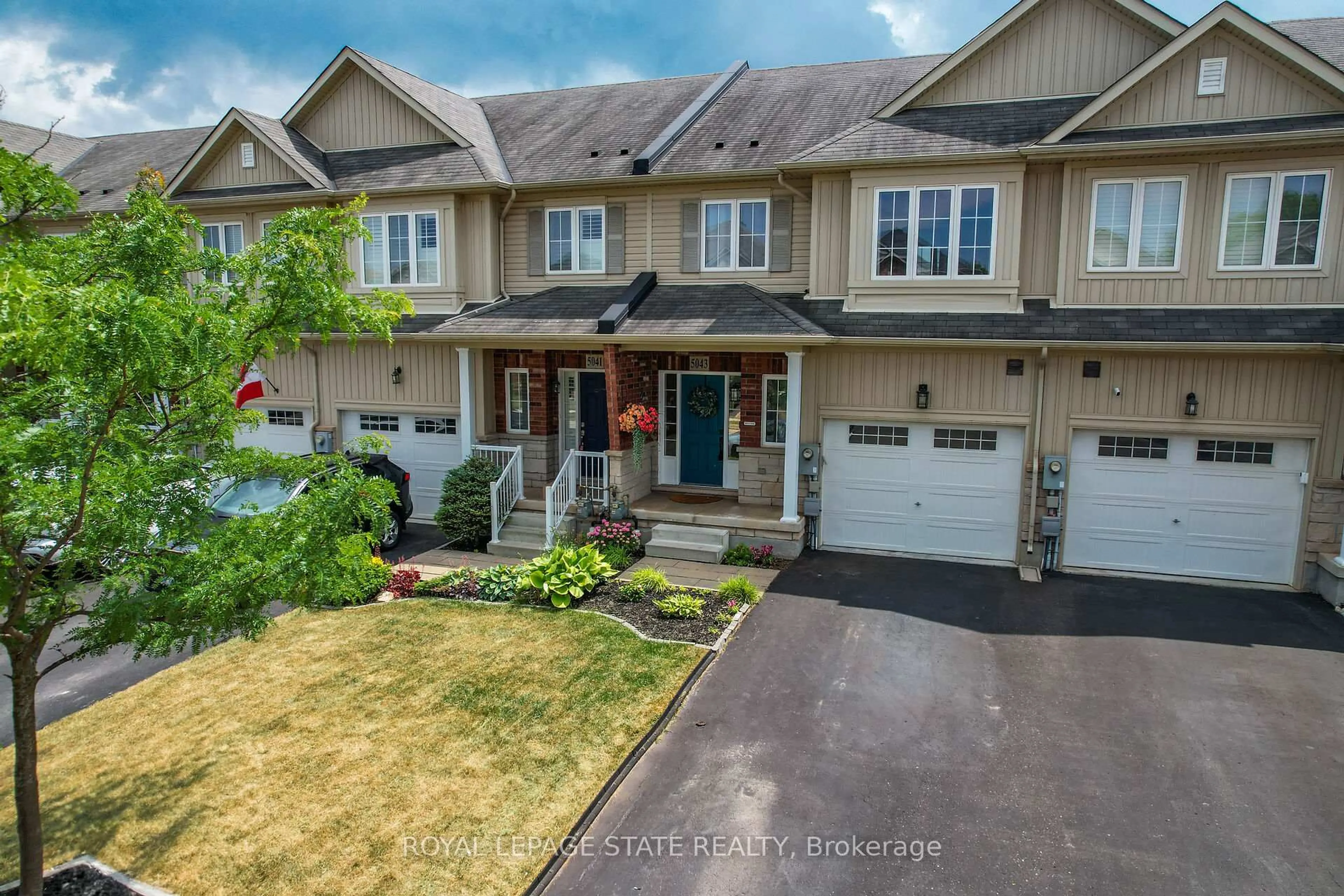 A pic from outside/outdoor area/front of a property/back of a property/a pic from drone, street for 5043 Alyssa Dr, Lincoln Ontario L3J 1W5