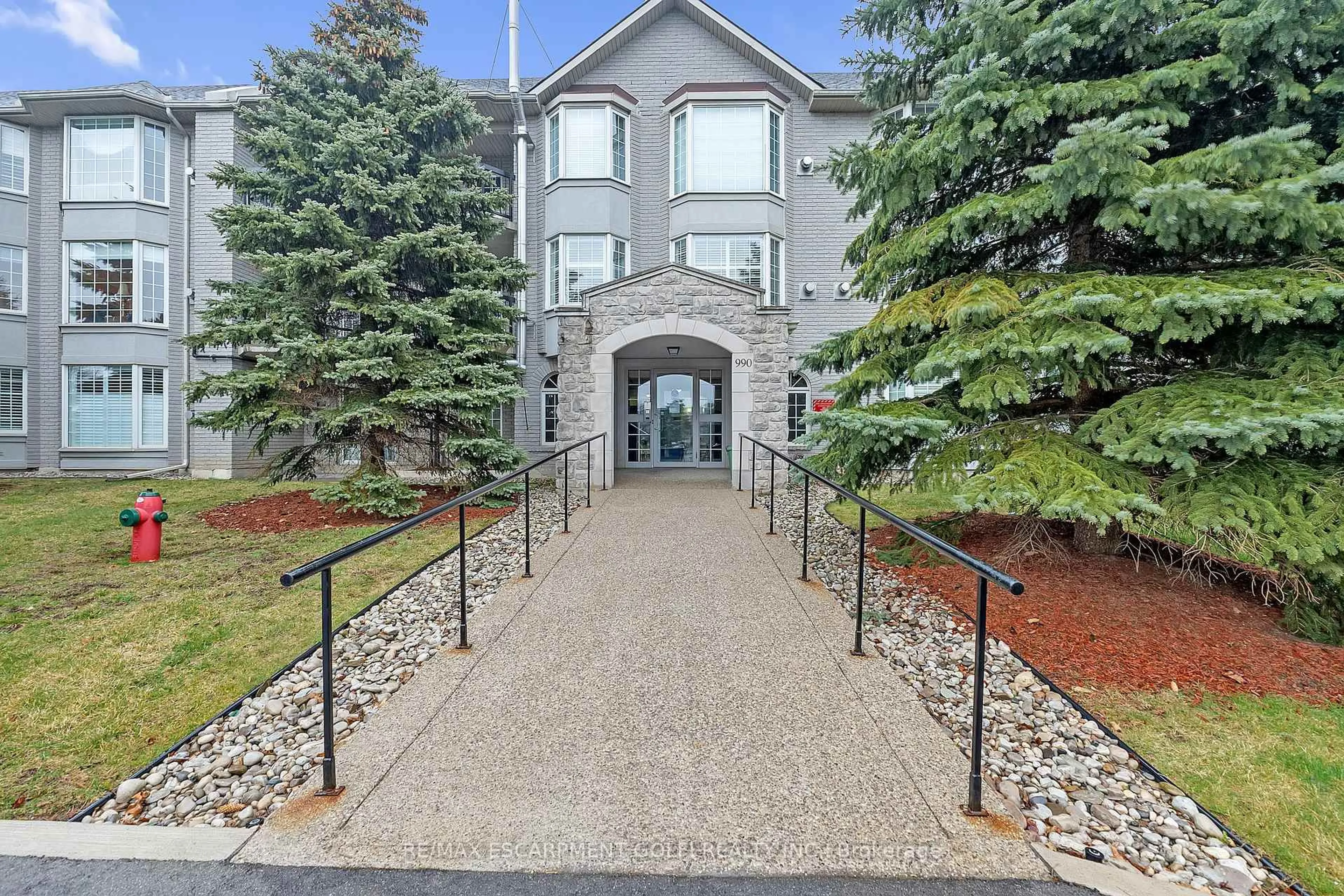 Indoor foyer for 990 Golf Links Rd #106, Hamilton Ontario L9K 1J8