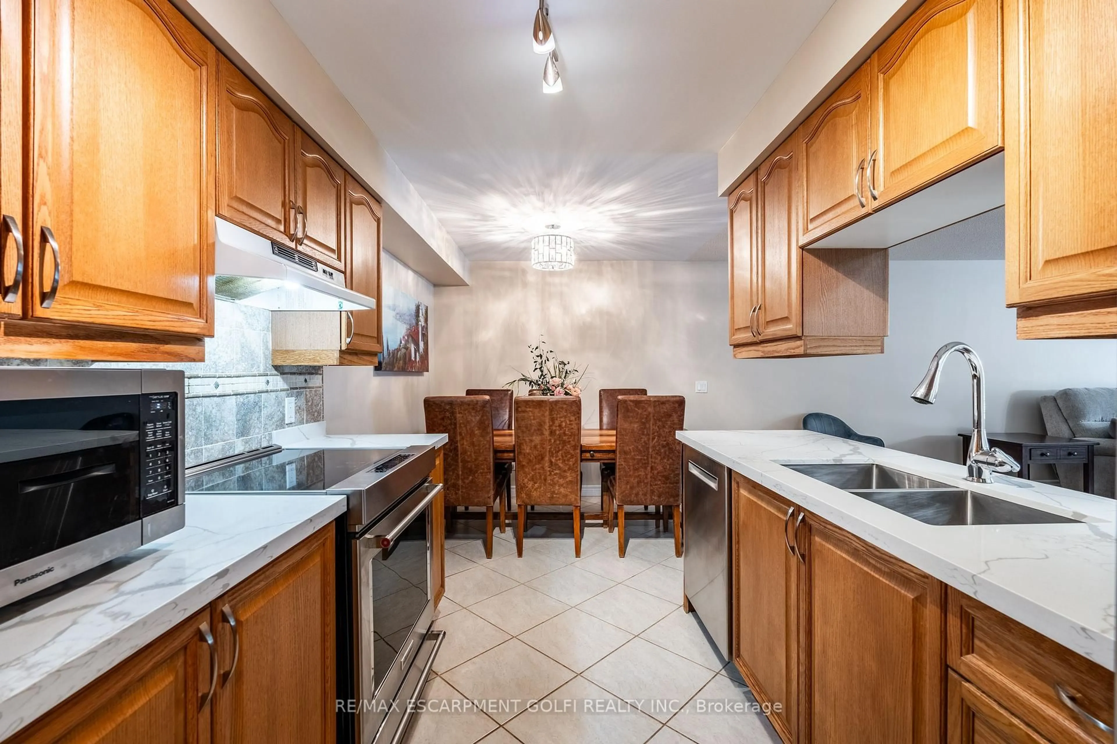 Standard kitchen, unknown for 990 Golf Links Rd #106, Hamilton Ontario L9K 1J8