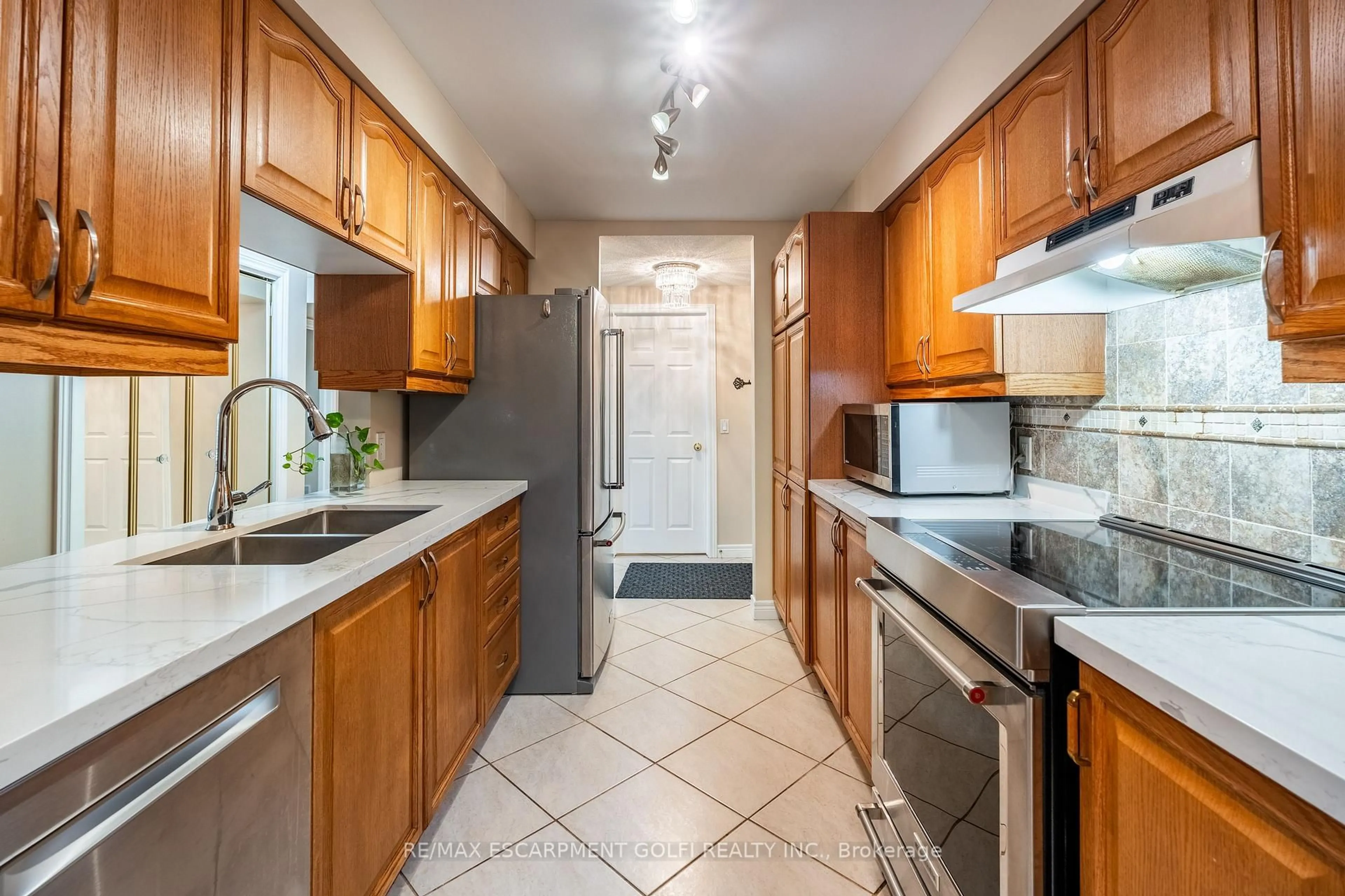 Standard kitchen, ceramic/tile floor for 990 Golf Links Rd #106, Hamilton Ontario L9K 1J8