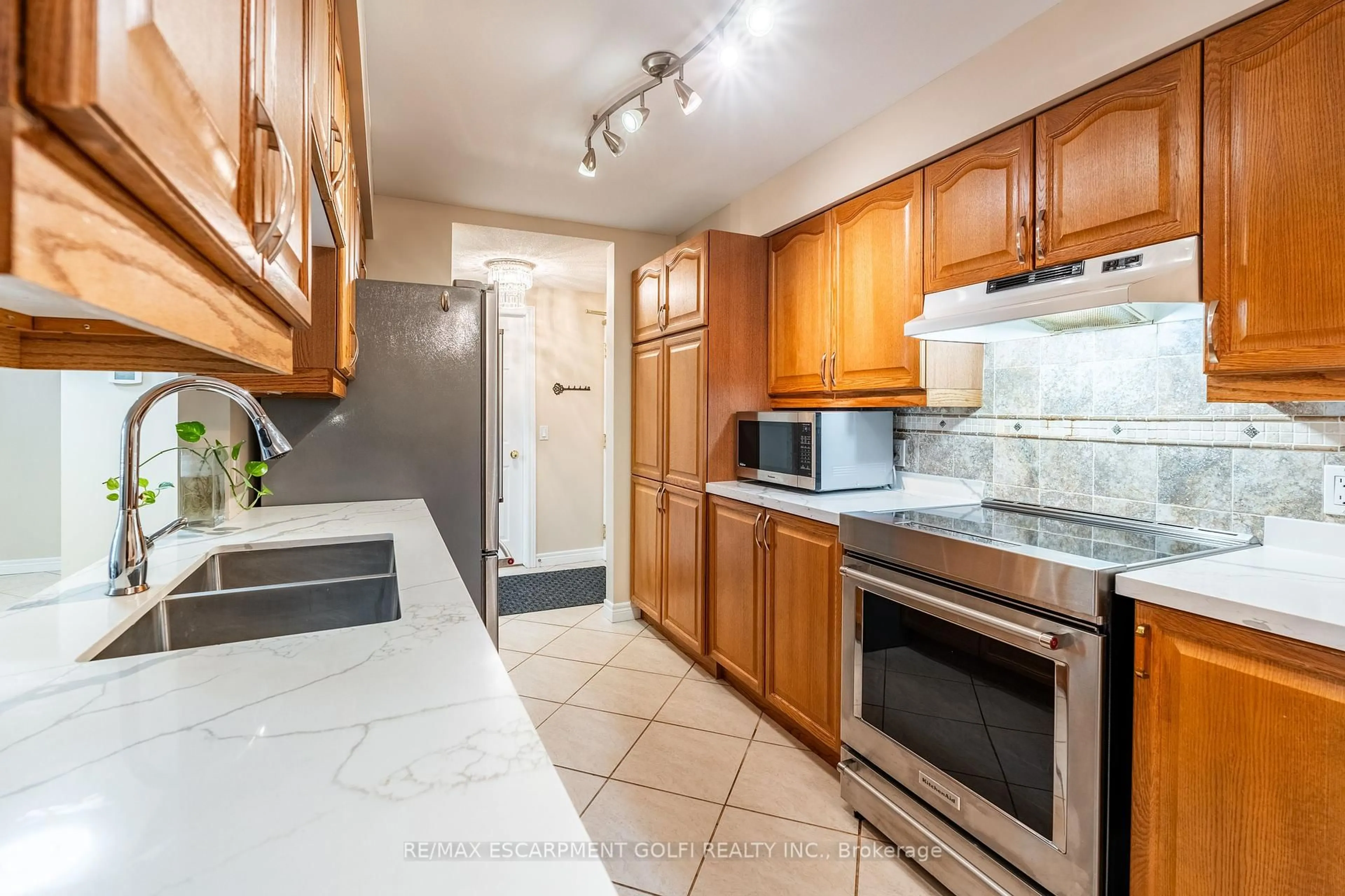 Standard kitchen, ceramic/tile floor for 990 Golf Links Rd #106, Hamilton Ontario L9K 1J8