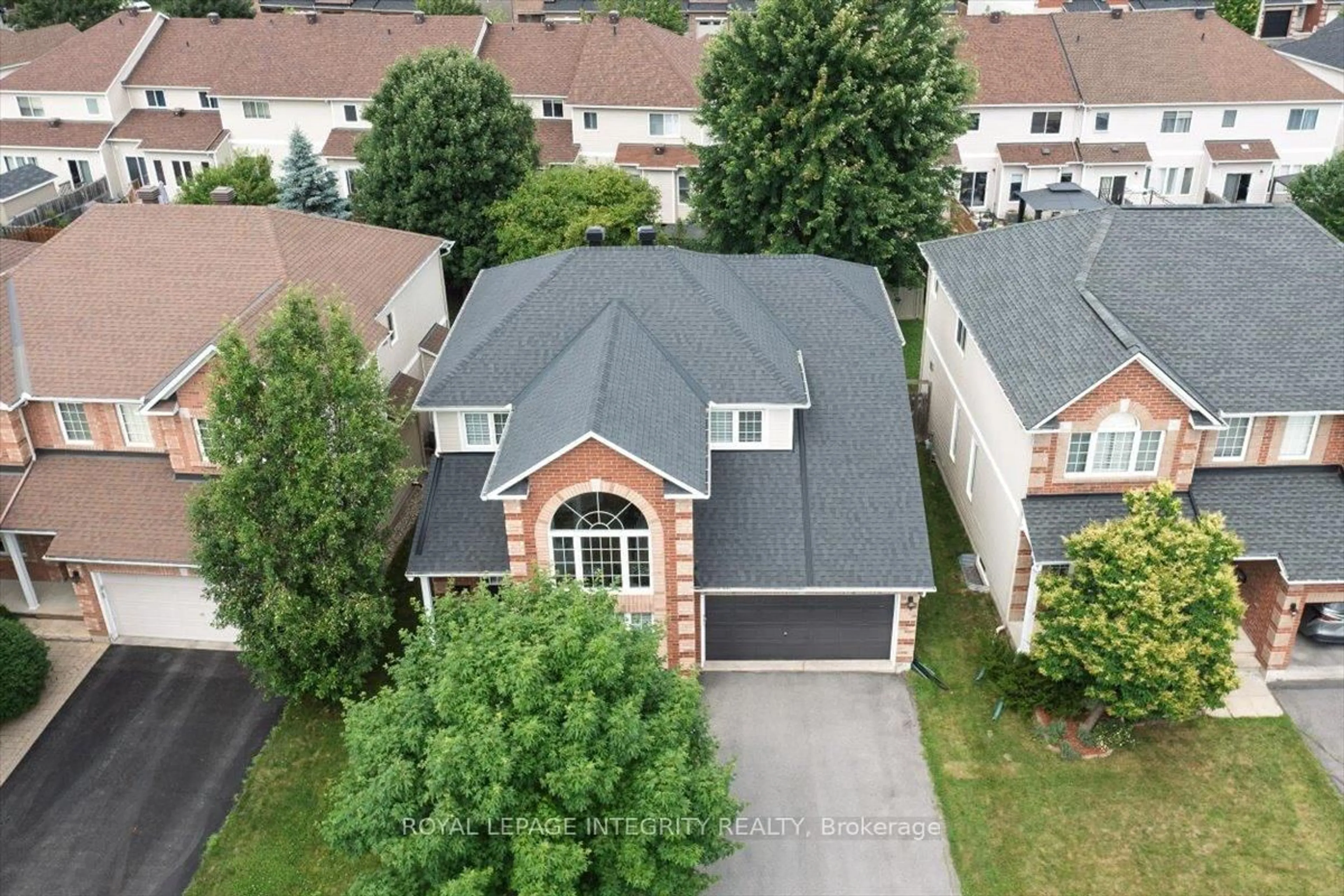 A pic from outside/outdoor area/front of a property/back of a property/a pic from drone, street for 1105 Luesby Cres, Orleans Ontario K4A 4Y4