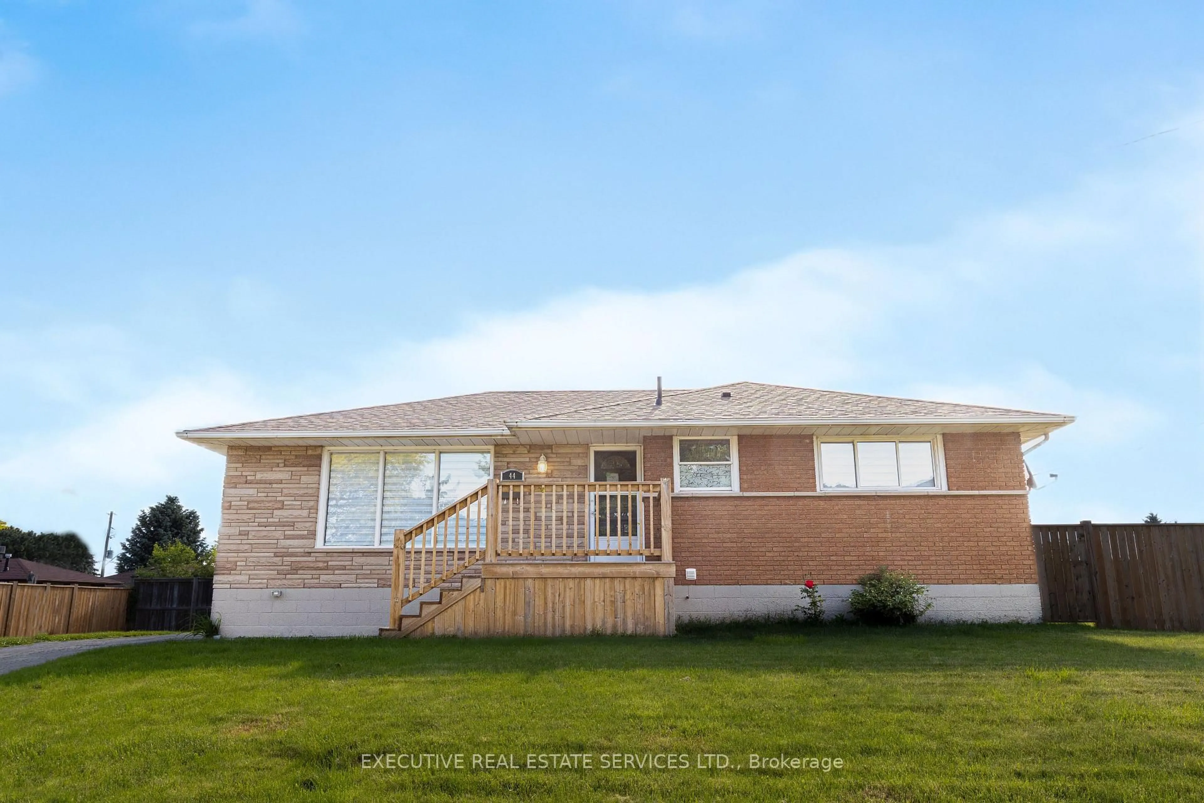 A pic from outside/outdoor area/front of a property/back of a property/a pic from drone, unknown for 44 Woodsview Ave, Grimsby Ontario L3M 3T1
