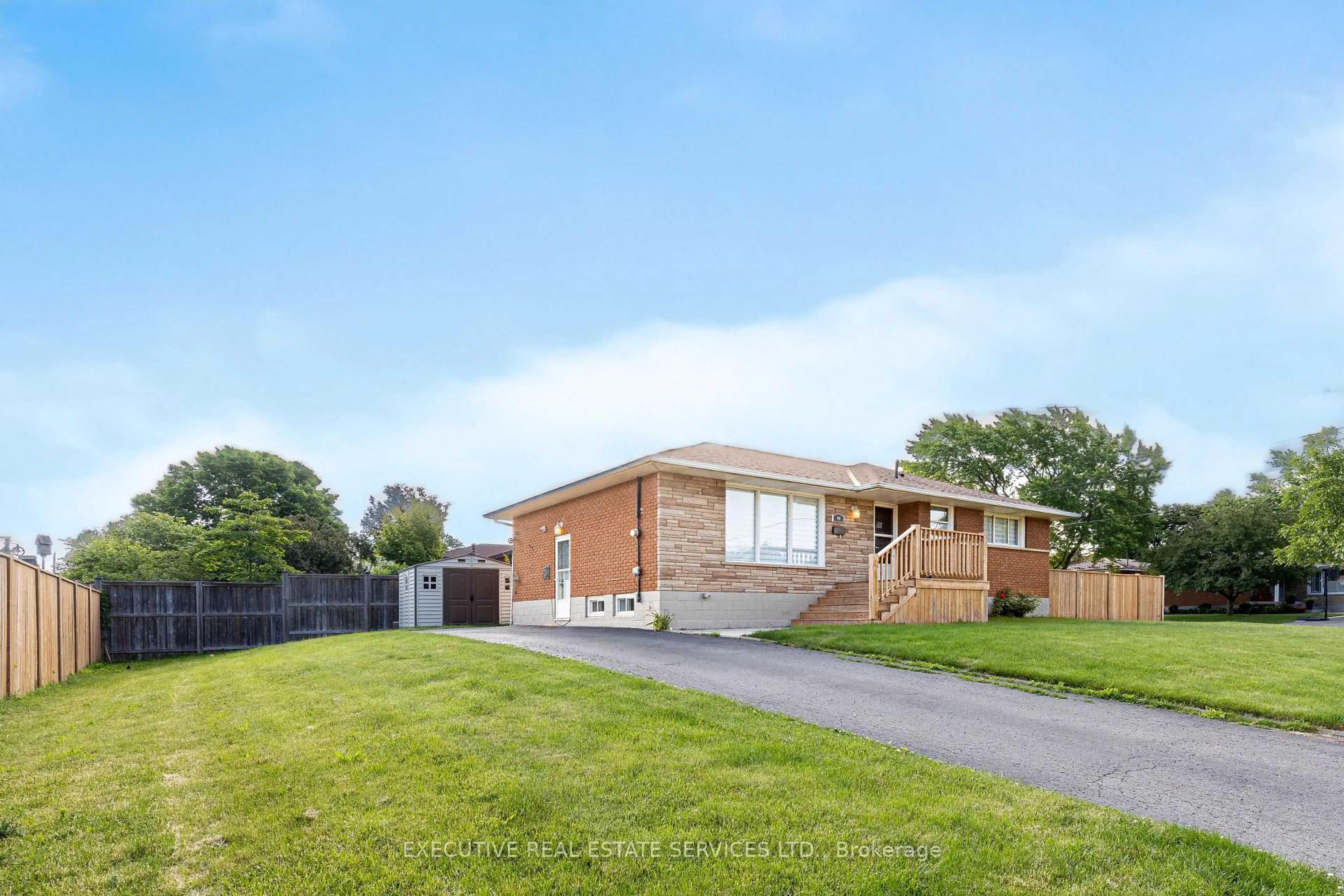 A pic from outside/outdoor area/front of a property/back of a property/a pic from drone, street for 44 Woodsview Ave, Grimsby Ontario L3M 3T1