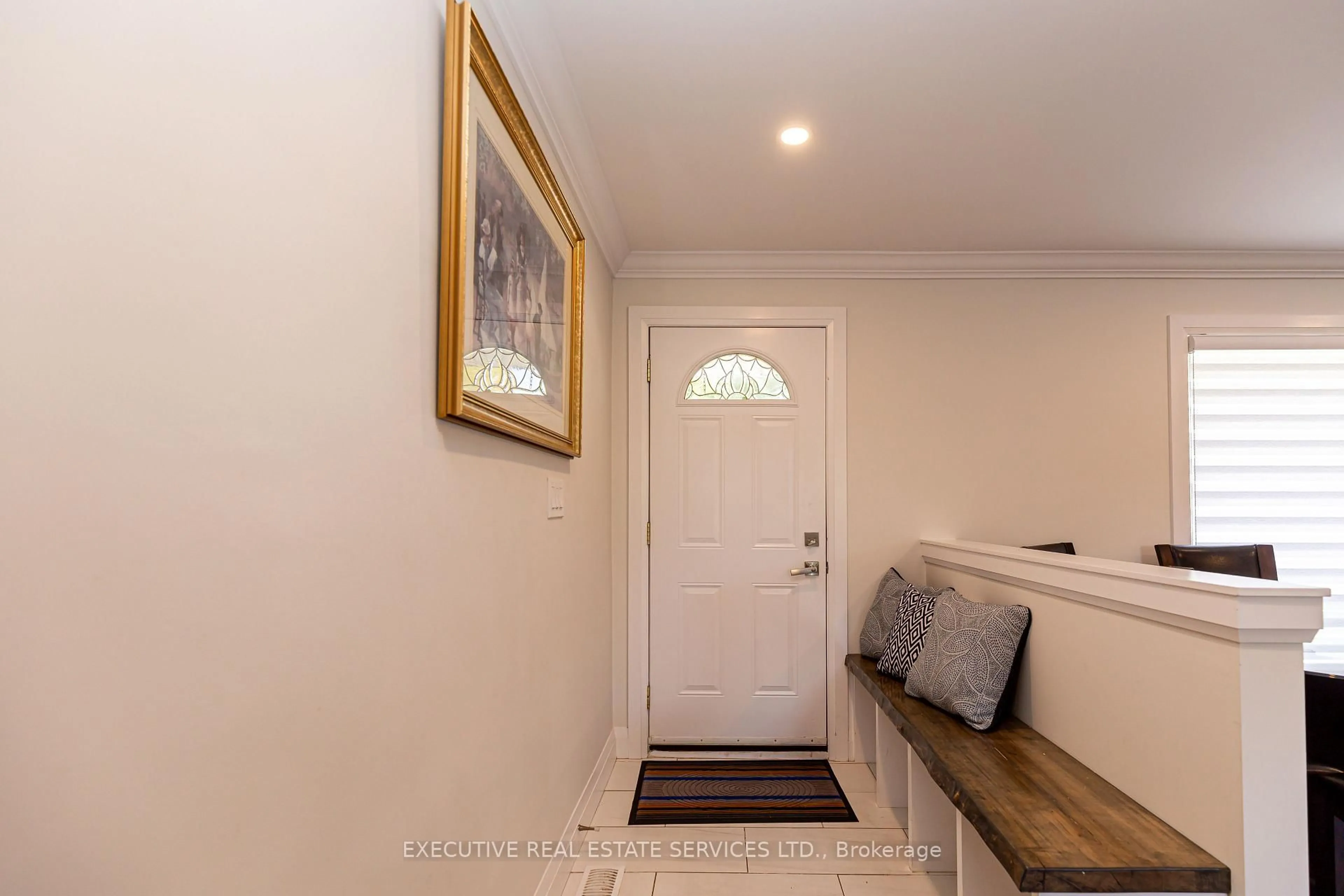 Indoor entryway for 44 Woodsview Ave, Grimsby Ontario L3M 3T1