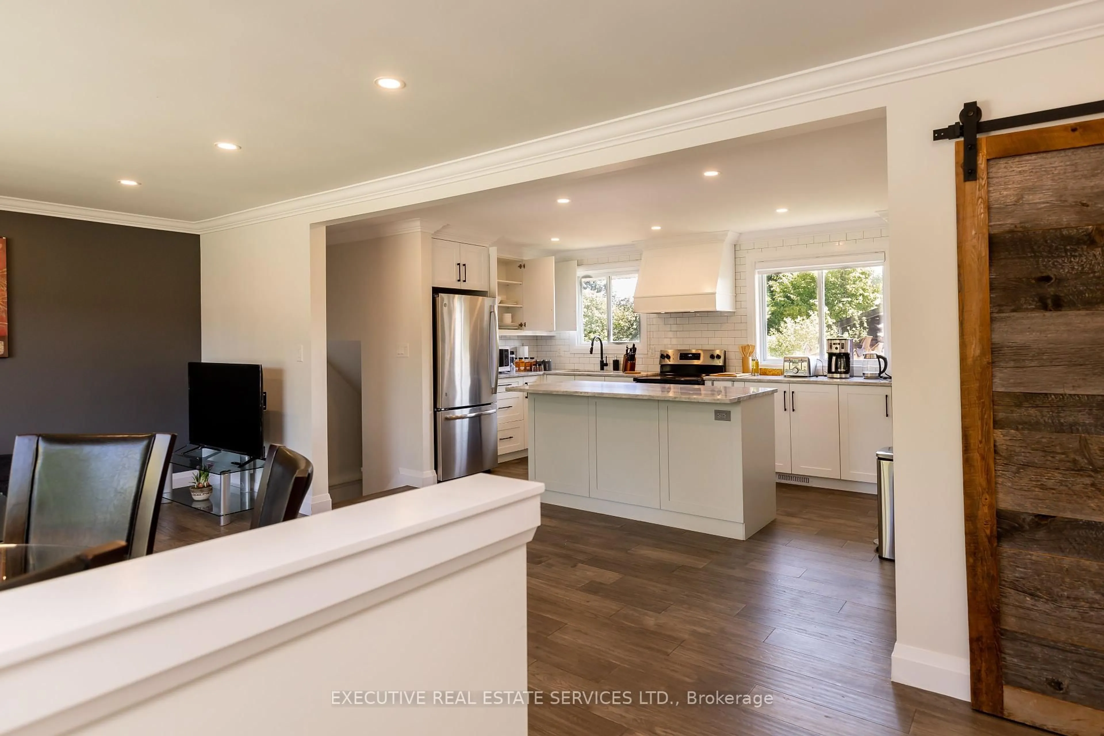 Open concept kitchen, unknown for 44 Woodsview Ave, Grimsby Ontario L3M 3T1