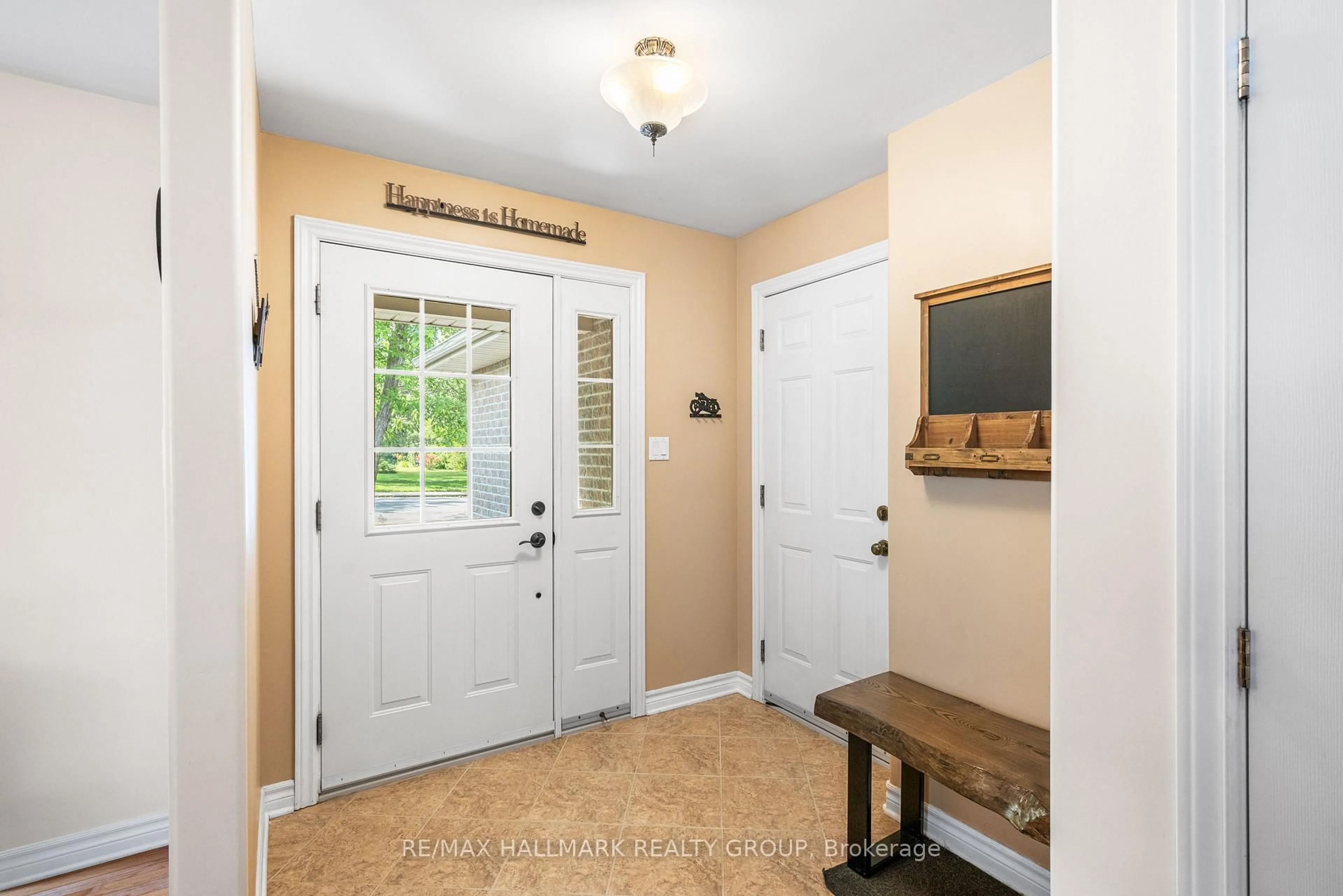 Indoor entryway for 412 Oxford St, North Grenville Ontario K0G 1J0